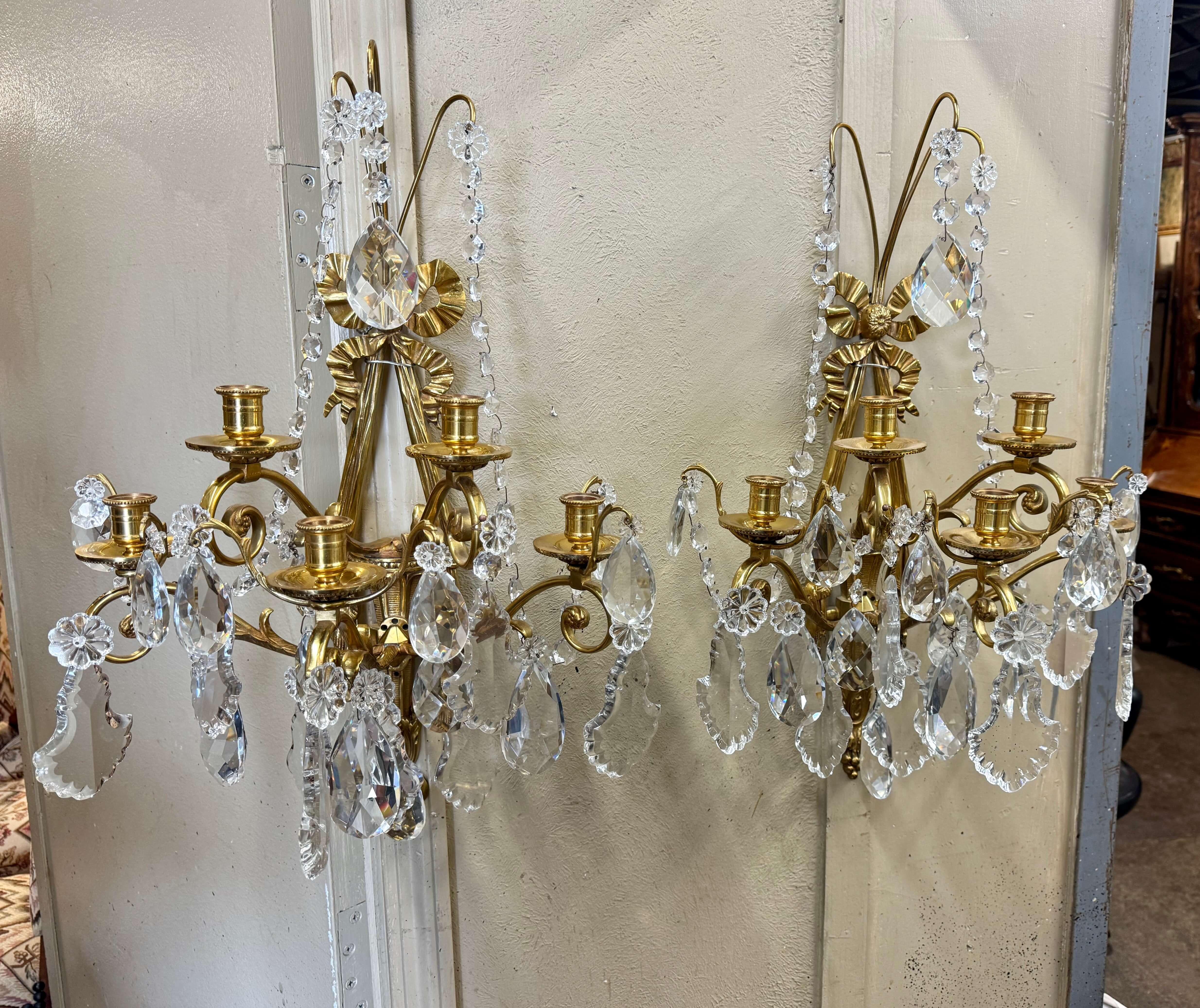 Bronze Paire d'appliques à cinq lumières en cristal et bronze Dore de style Louis XVI du milieu du siècle dernier en vente