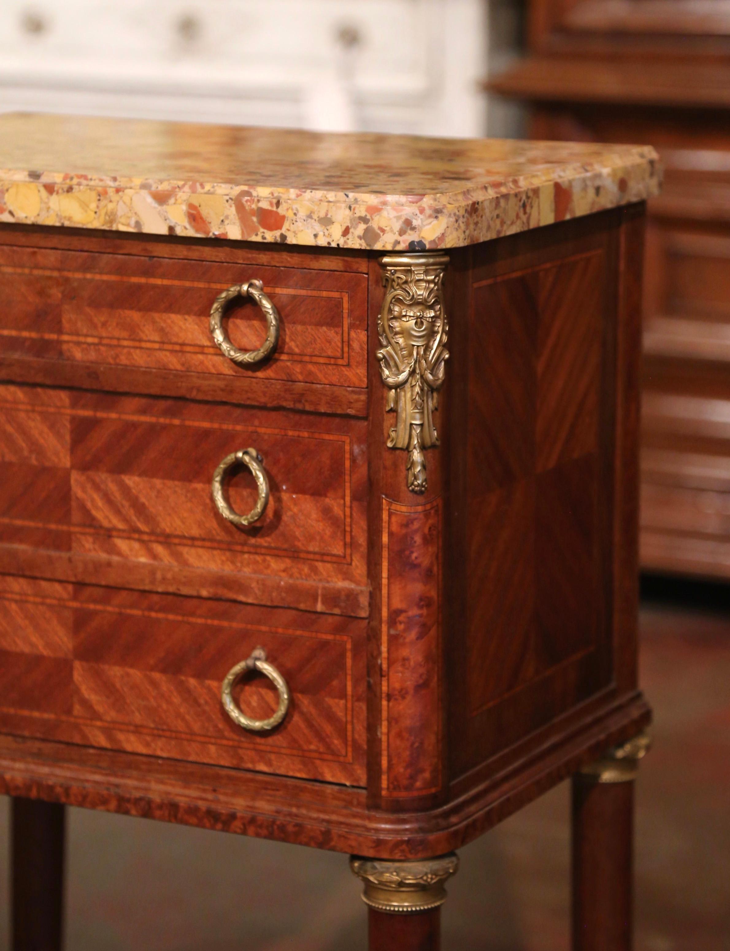 Sculpté à la main Paire de tables de chevet à plateau de marbre Louis XVI du milieu du siècle en vente