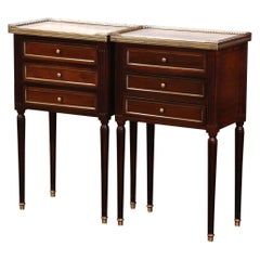 Paire de commodes de nuit françaises Louis XVI du milieu du siècle dernier en acajou avec dessus en marbre