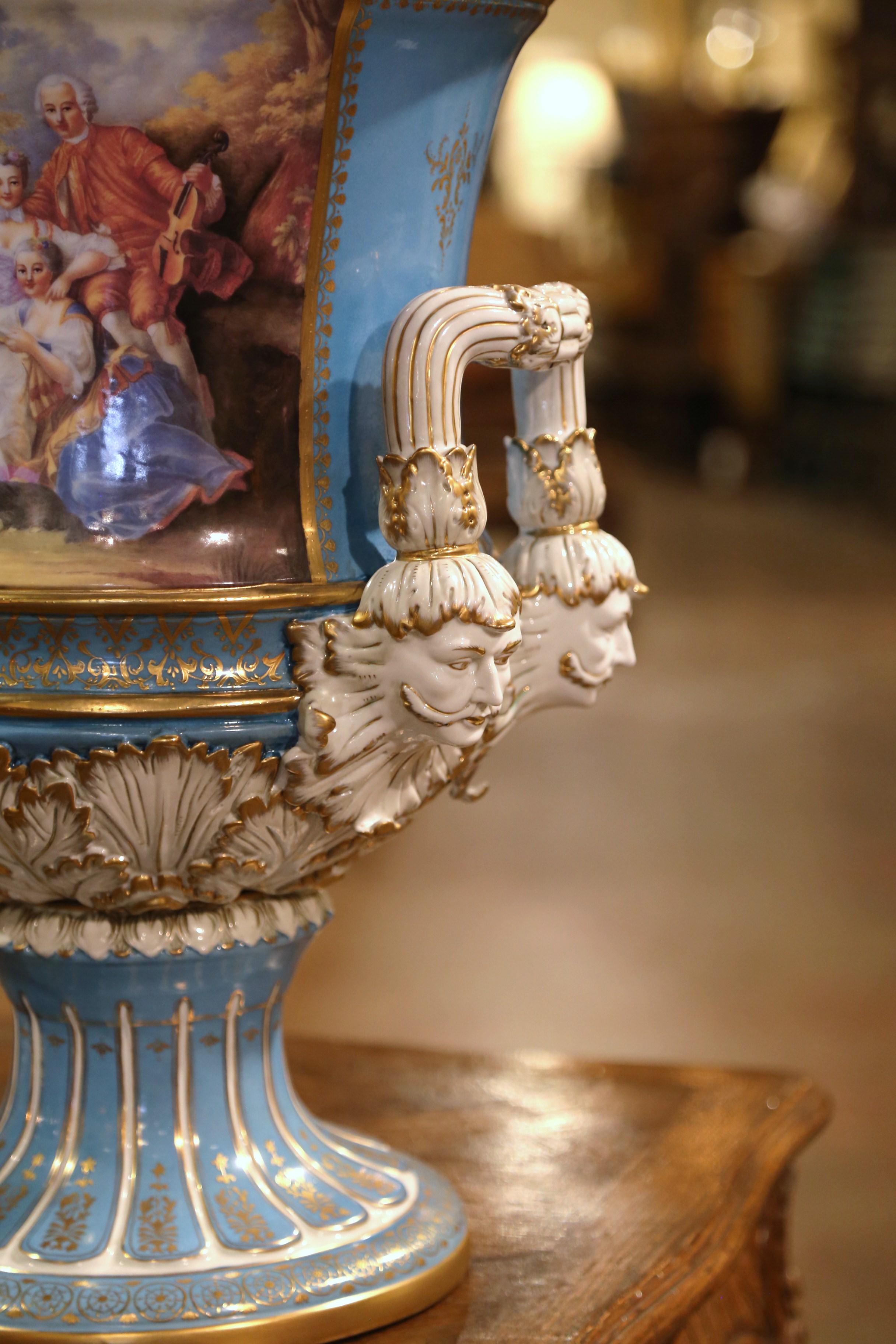 Paire d'urnes en porcelaine peinte de style Sèvres du milieu du siècle dernier, de style Louis XVI en vente 4