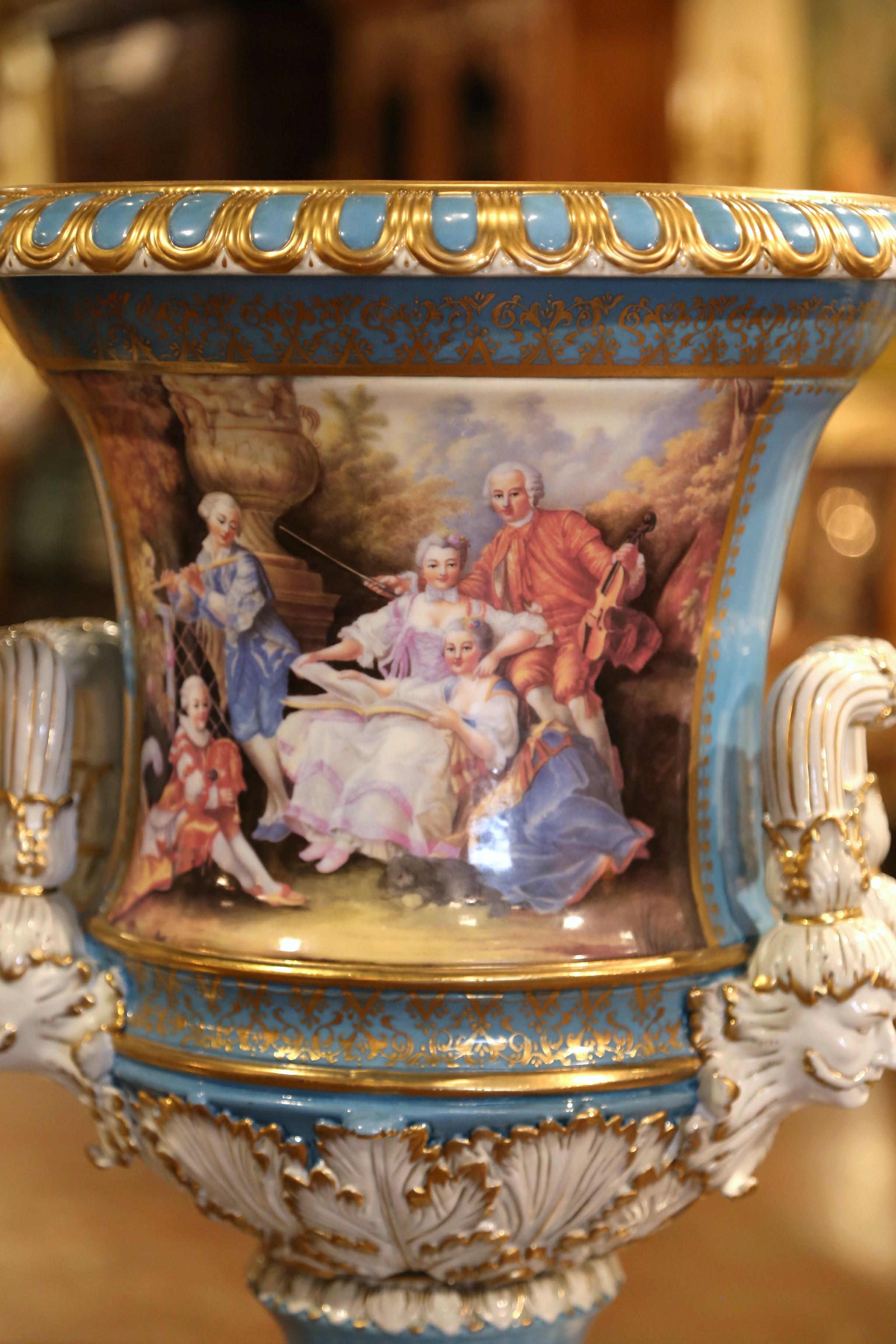 20ième siècle Paire d'urnes en porcelaine peinte de style Sèvres du milieu du siècle dernier, de style Louis XVI en vente