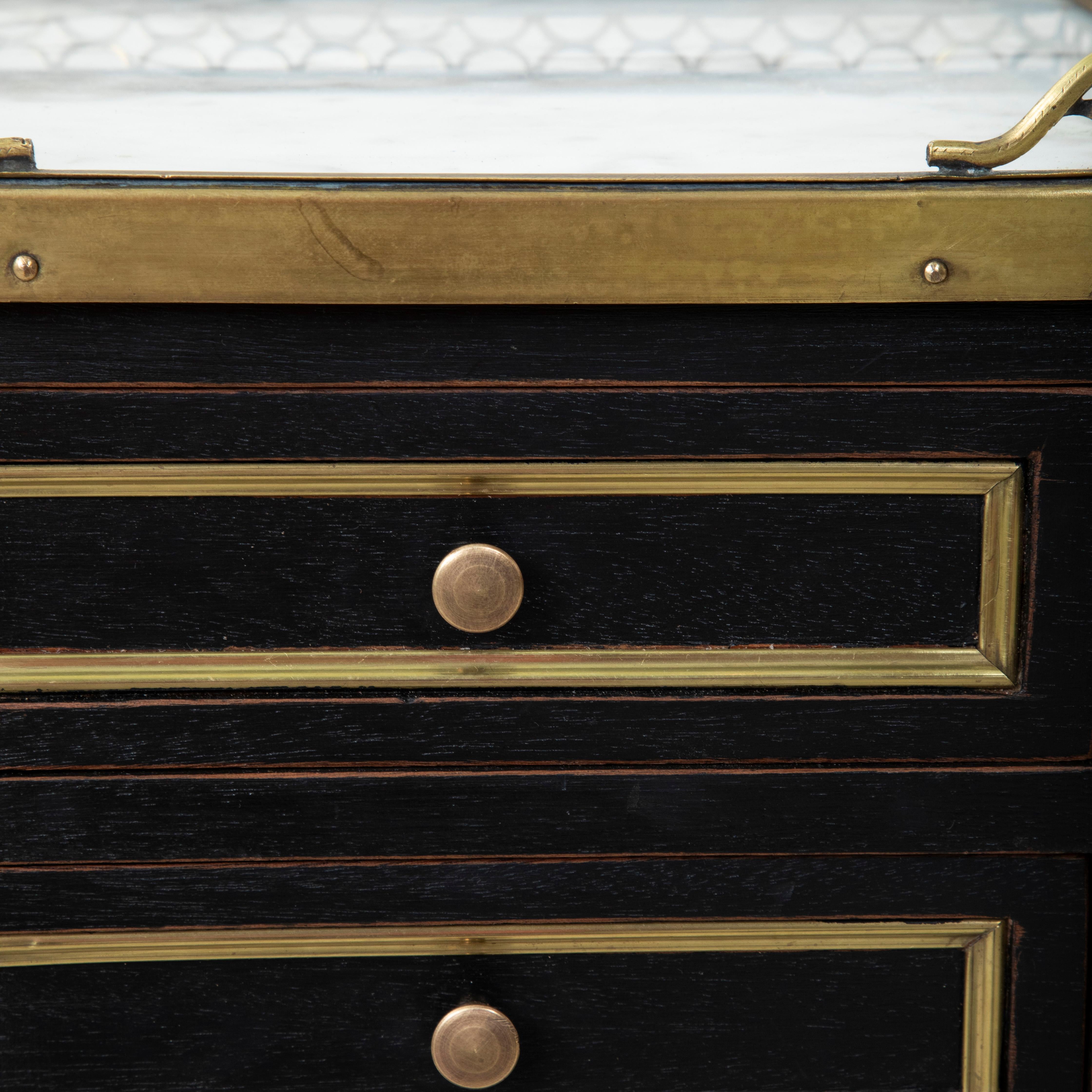 Paar französische Nachttische im Louis-XVI-Stil aus der Jahrhundertmitte, schwarz lackiert, Marmorplatte im Angebot 3