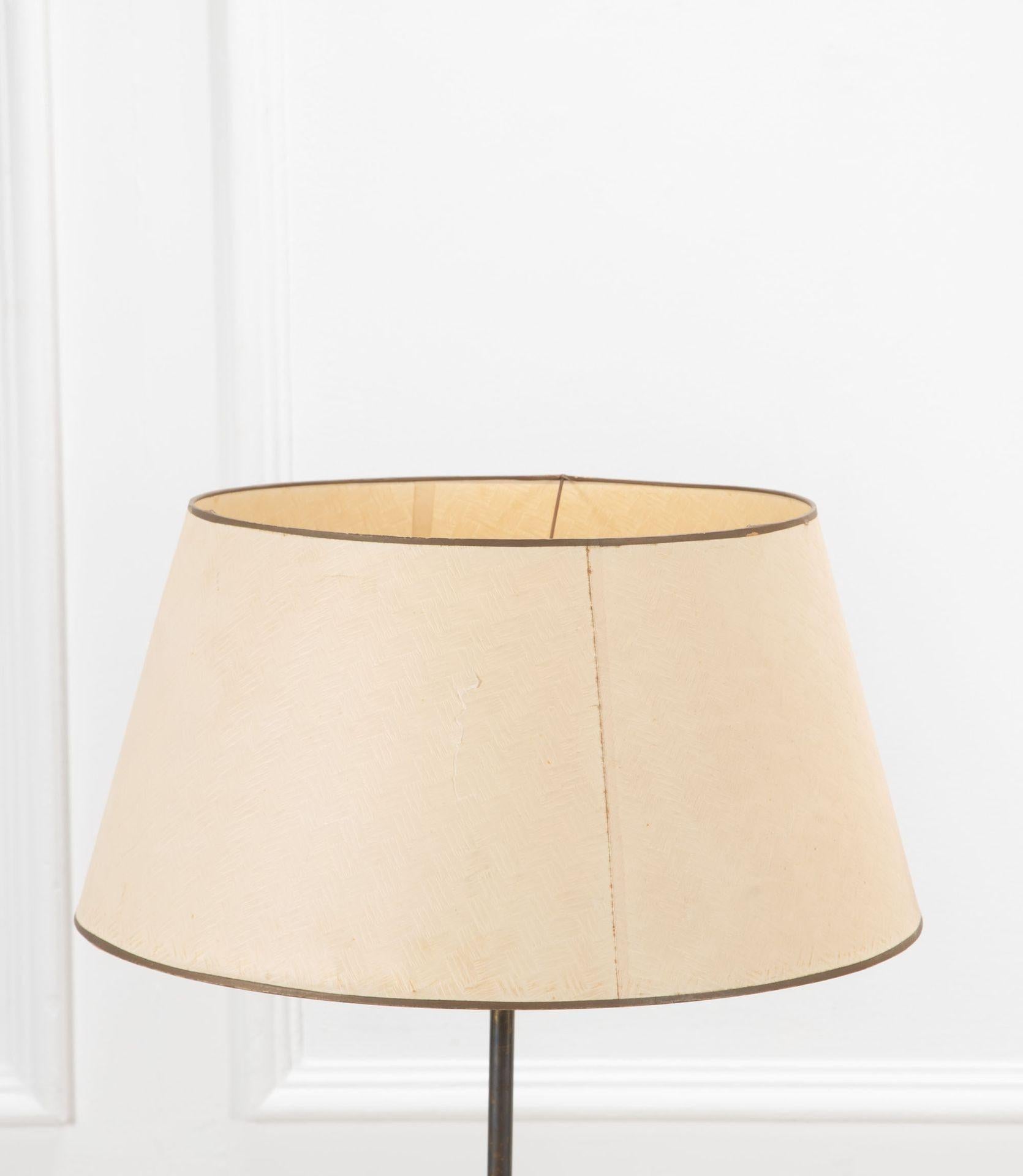 Raffinata ed elegante coppia di lampade da terra attribuite alla Maison Arlus della Francia di metà secolo.

In condizioni originali intatte, conservano le tonalità di carta originali. 

Ricablato secondo gli standard del Regno Unito e pronto