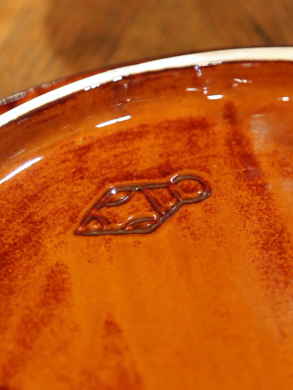 Coppia di cupole da pasticceria o da formaggio con coperchio in maiolica francese della metà del secolo, con vassoio in vendita 6