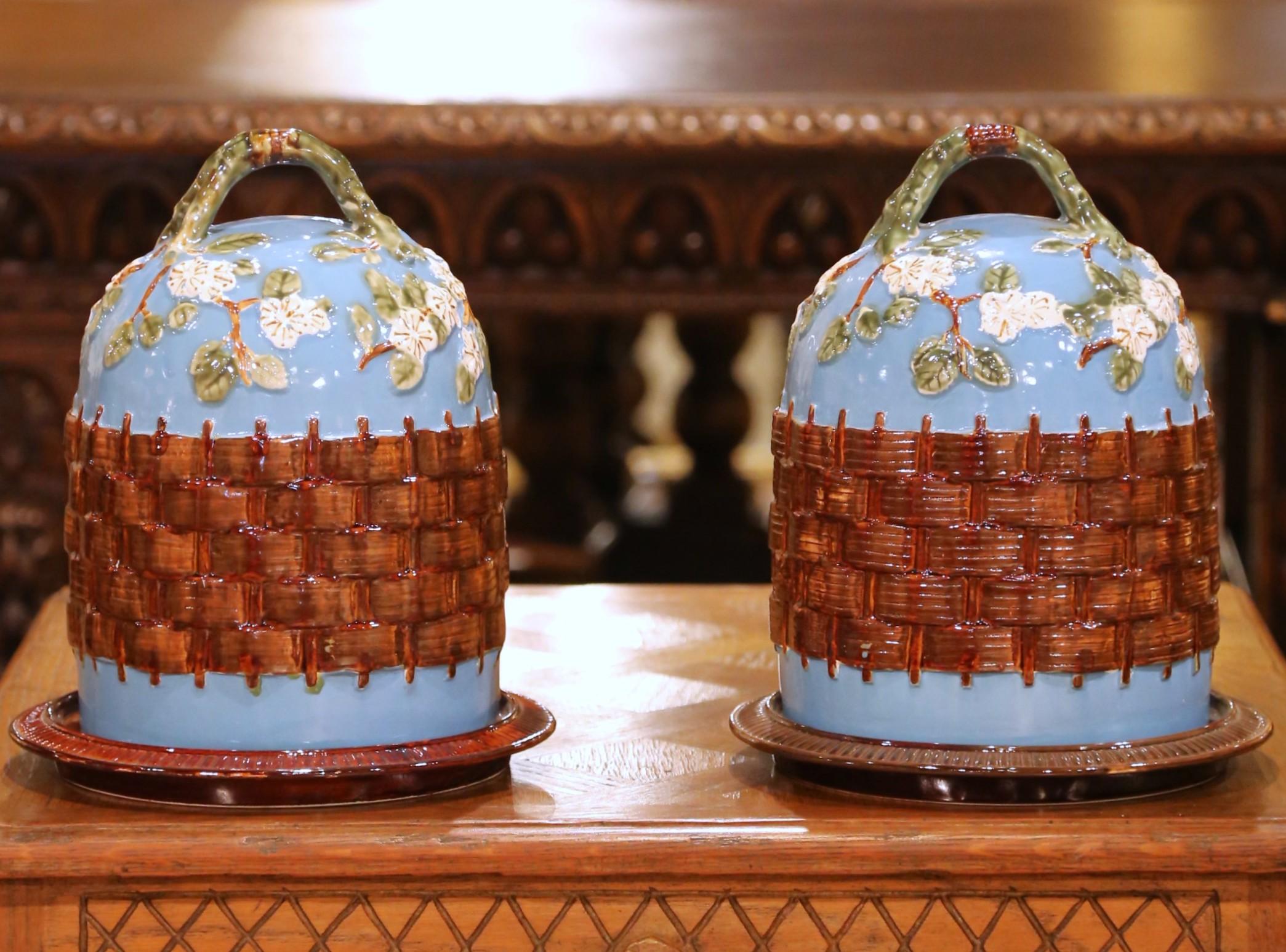 Francese Coppia di cupole da pasticceria o da formaggio con coperchio in maiolica francese della metà del secolo, con vassoio in vendita
