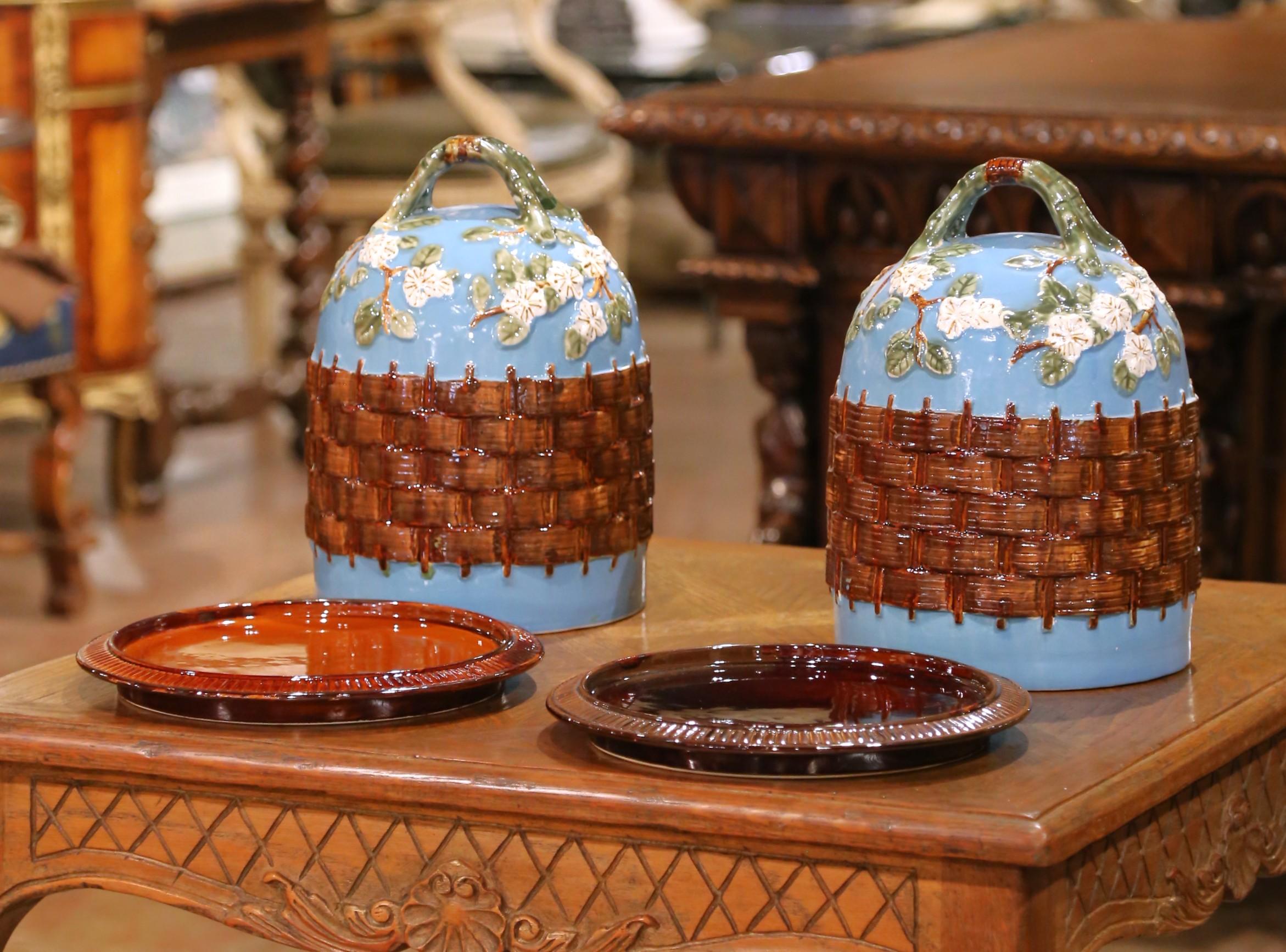 Fatto a mano Coppia di cupole da pasticceria o da formaggio con coperchio in maiolica francese della metà del secolo, con vassoio in vendita