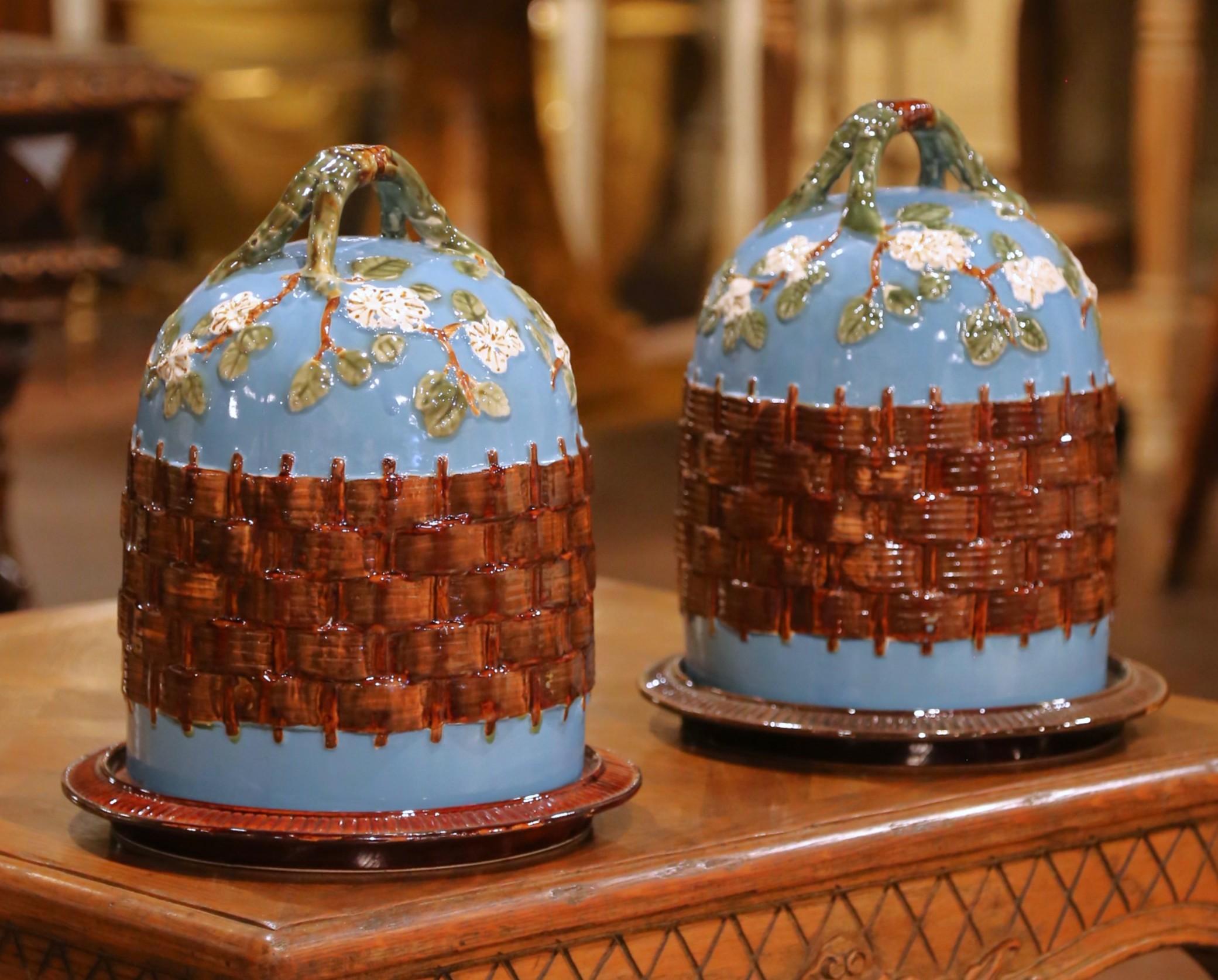 Coppia di cupole da pasticceria o da formaggio con coperchio in maiolica francese della metà del secolo, con vassoio In condizioni ottime in vendita a Dallas, TX