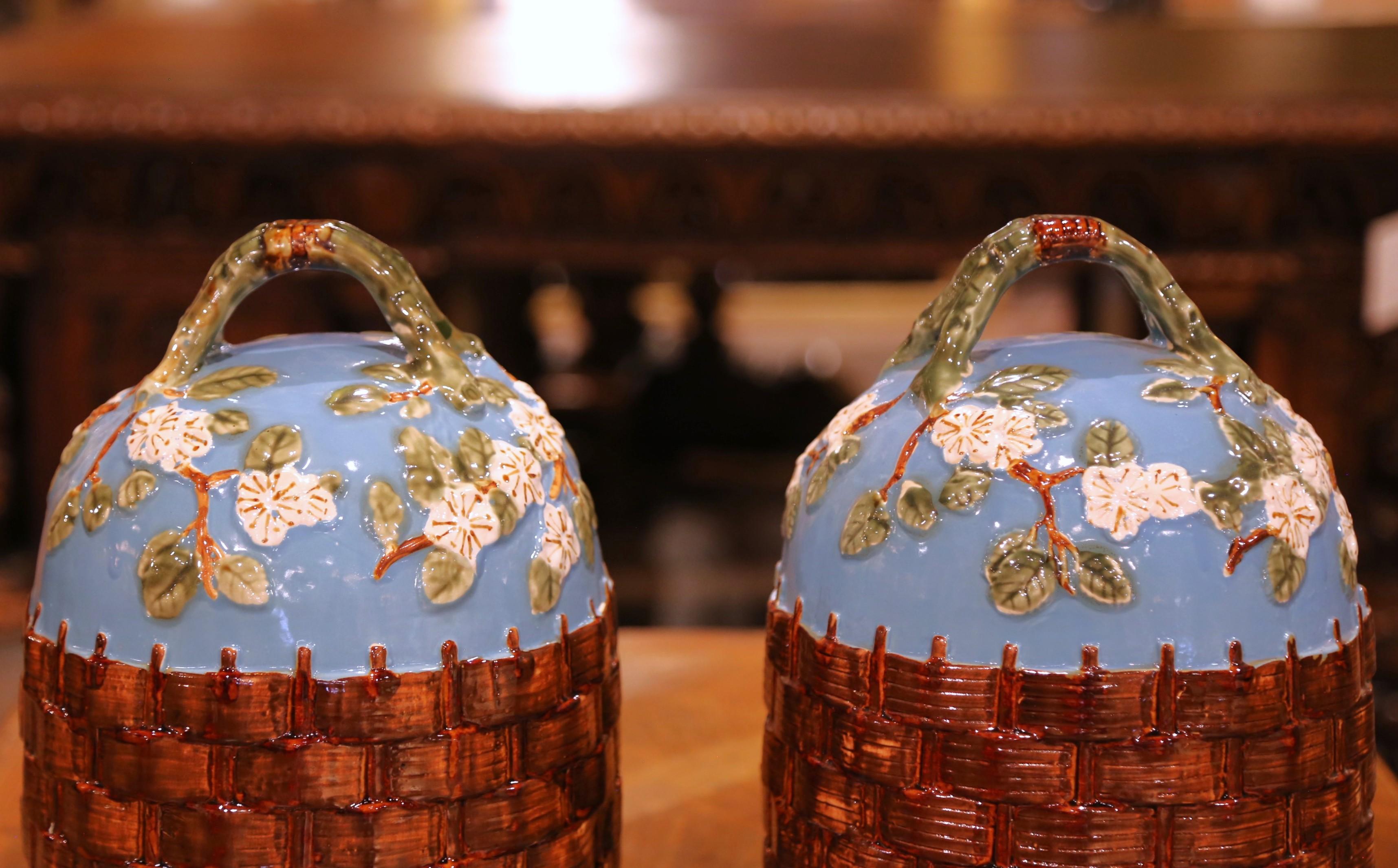 XX secolo Coppia di cupole da pasticceria o da formaggio con coperchio in maiolica francese della metà del secolo, con vassoio in vendita