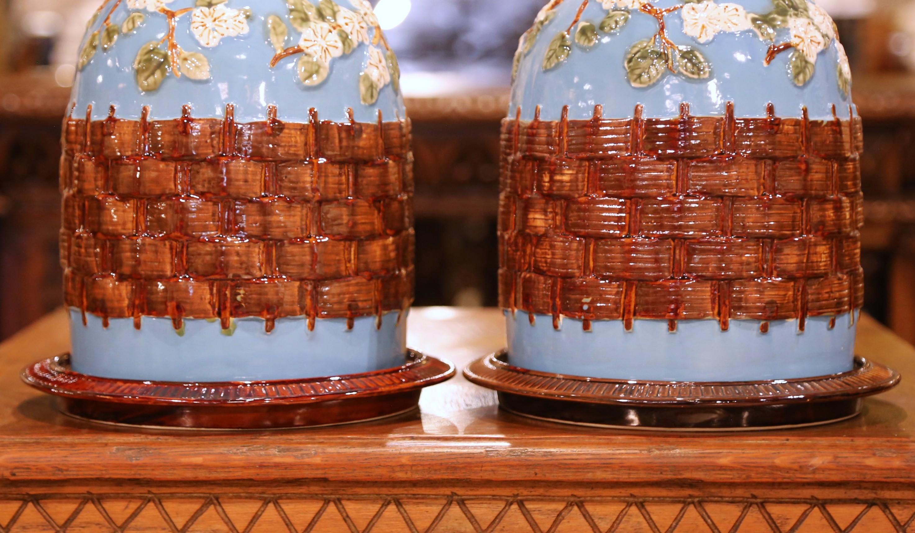 Faenza Coppia di cupole da pasticceria o da formaggio con coperchio in maiolica francese della metà del secolo, con vassoio in vendita
