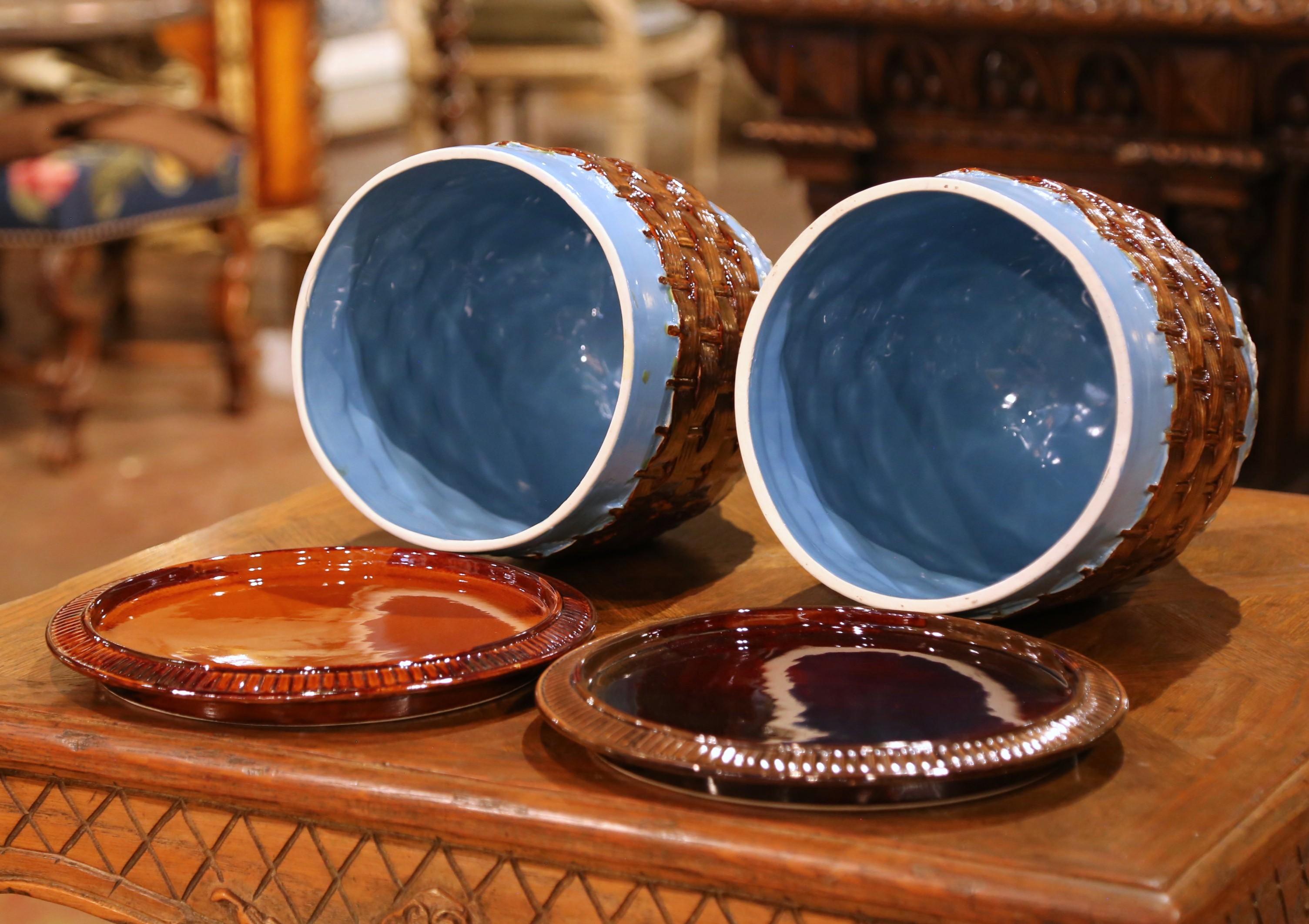 Coppia di cupole da pasticceria o da formaggio con coperchio in maiolica francese della metà del secolo, con vassoio in vendita 1