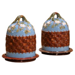 Coppia di cupole da pasticceria o da formaggio con coperchio in maiolica francese della metà del secolo, con vassoio