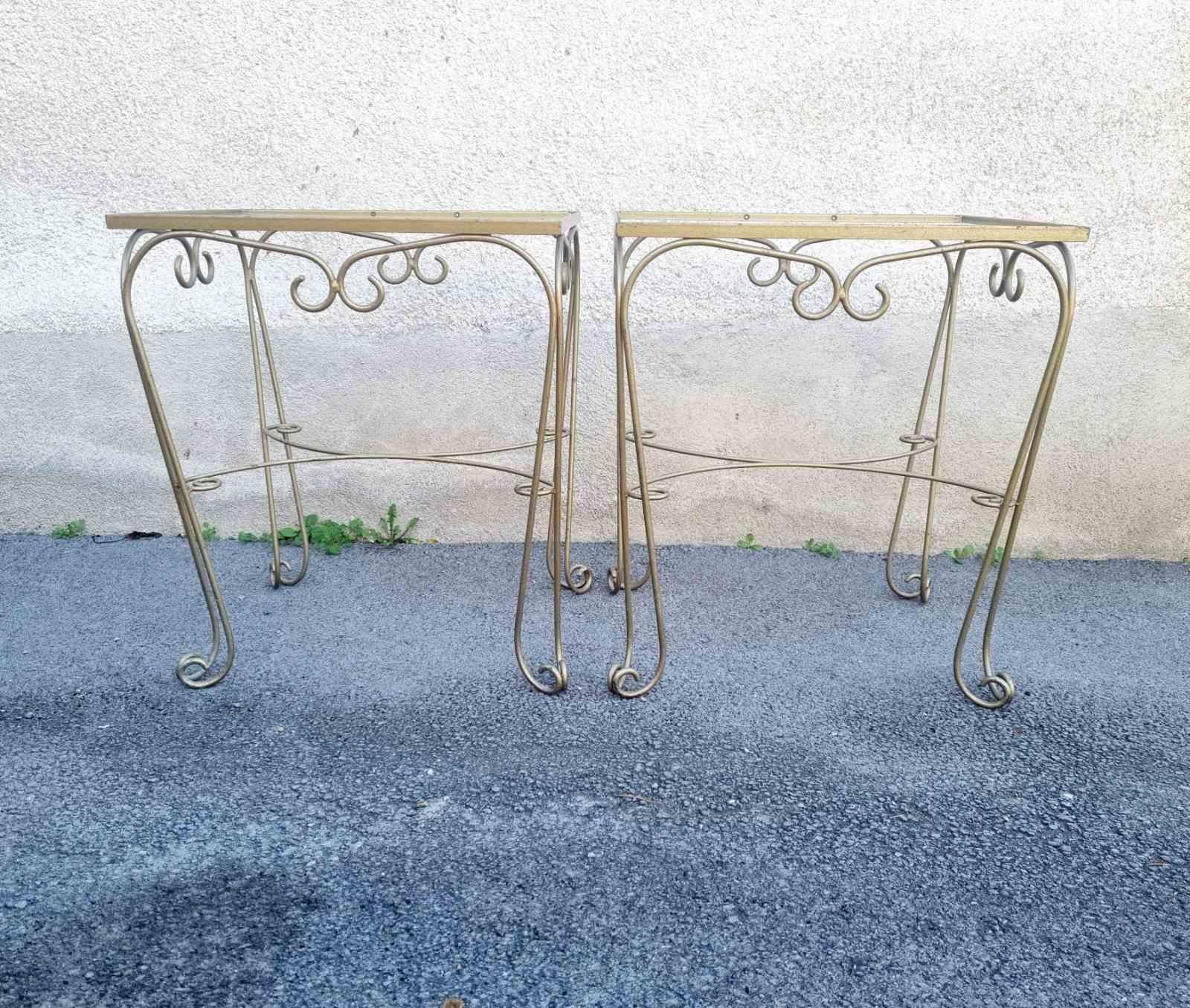 Paire de tables d'appoint en métal et verre, France 60s en vente 3