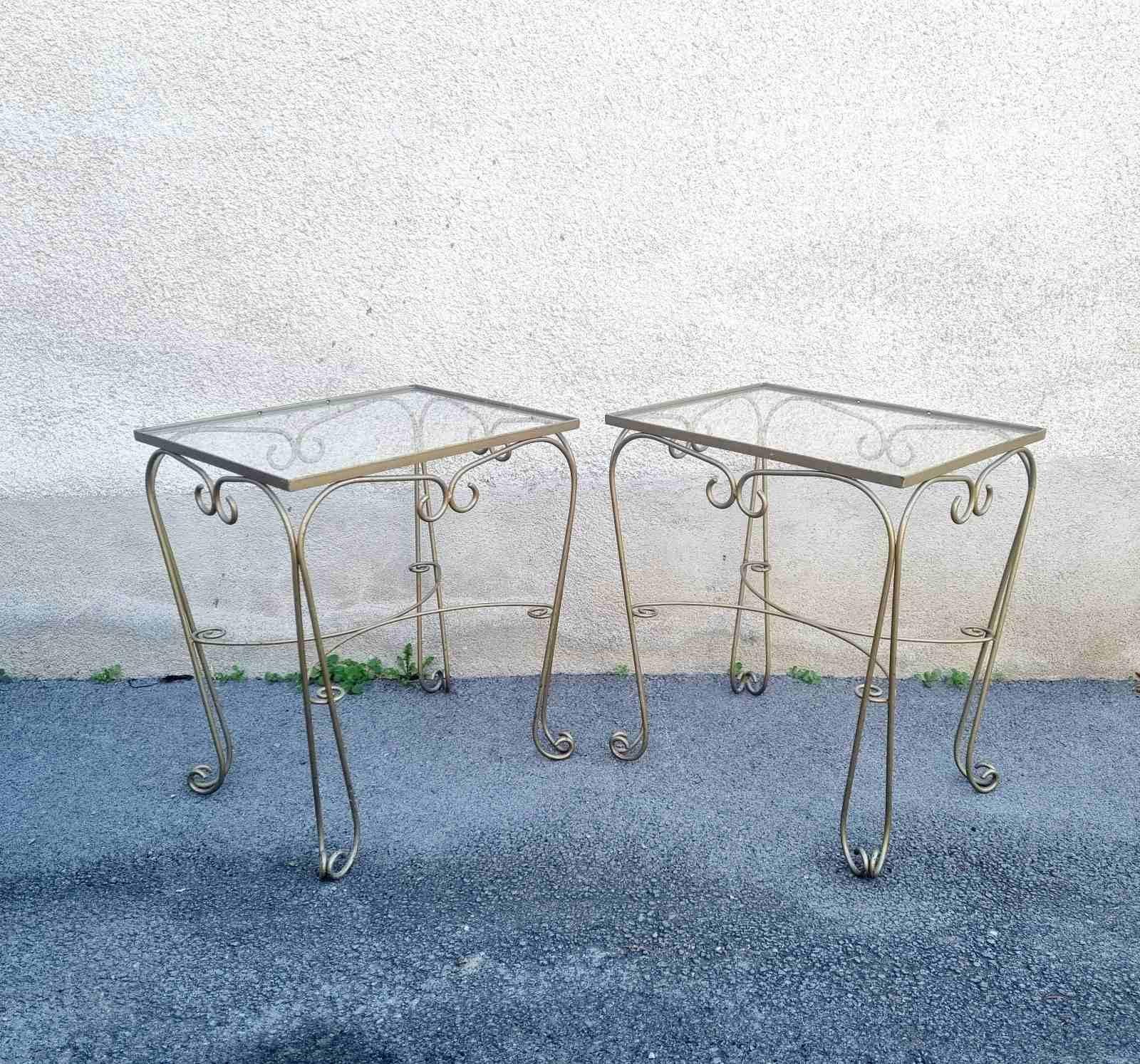 Français Paire de tables d'appoint en métal et verre, France 60s en vente