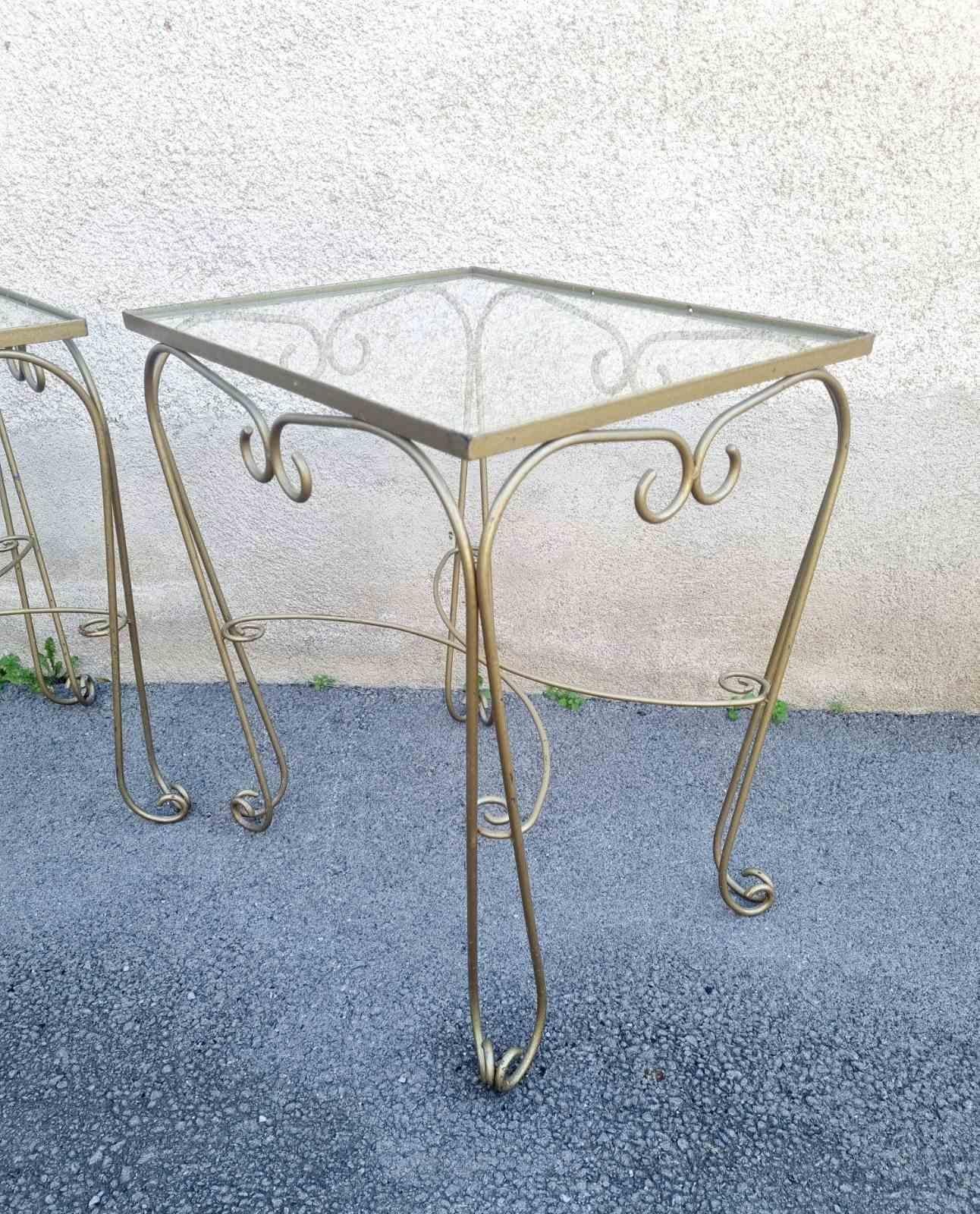 Paire de tables d'appoint en métal et verre, France 60s en vente 2