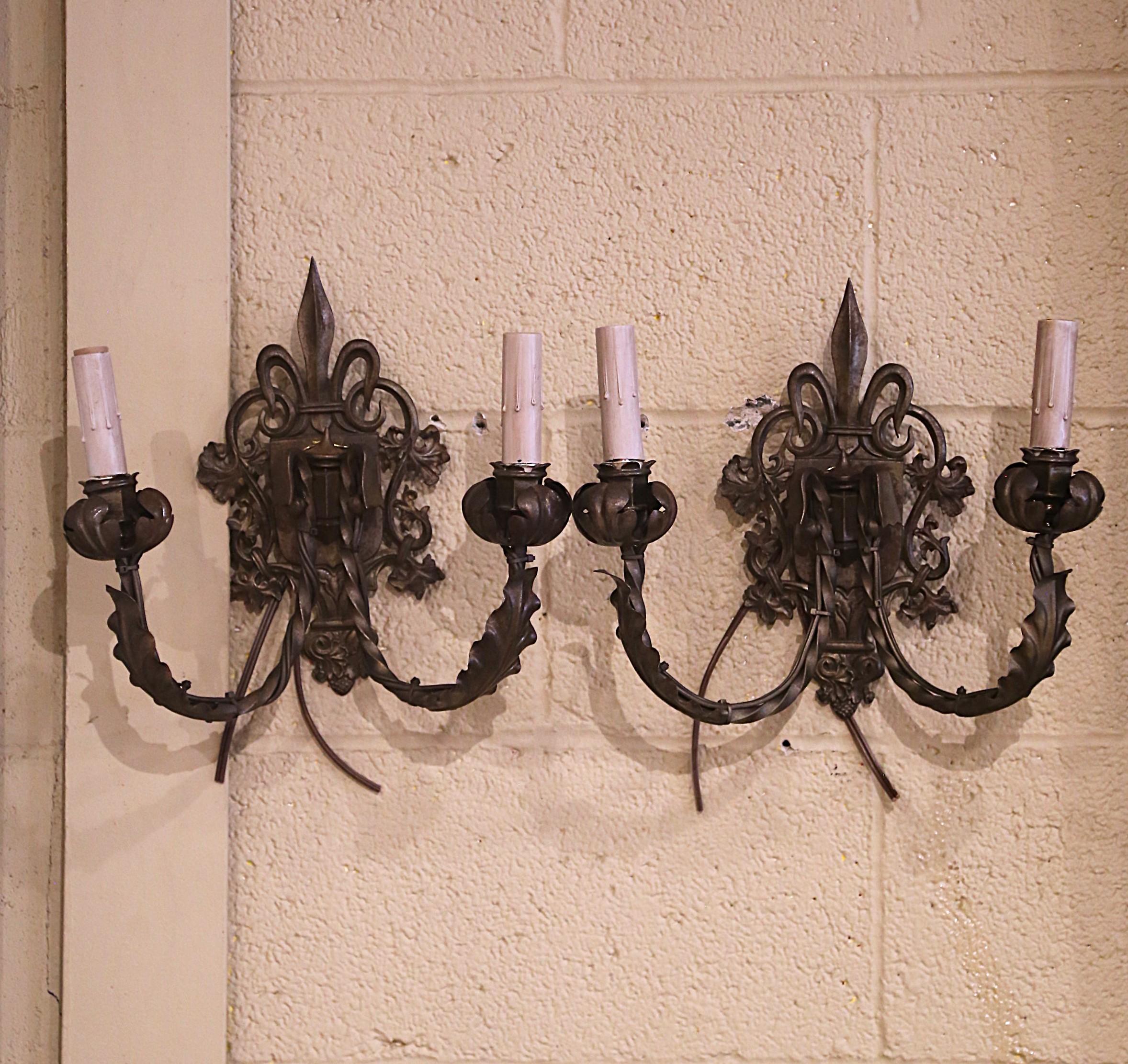 Coppia di appliques a due luci in metallo della metà del secolo scorso con motivo Fleur-de-Lys In condizioni ottime in vendita a Dallas, TX