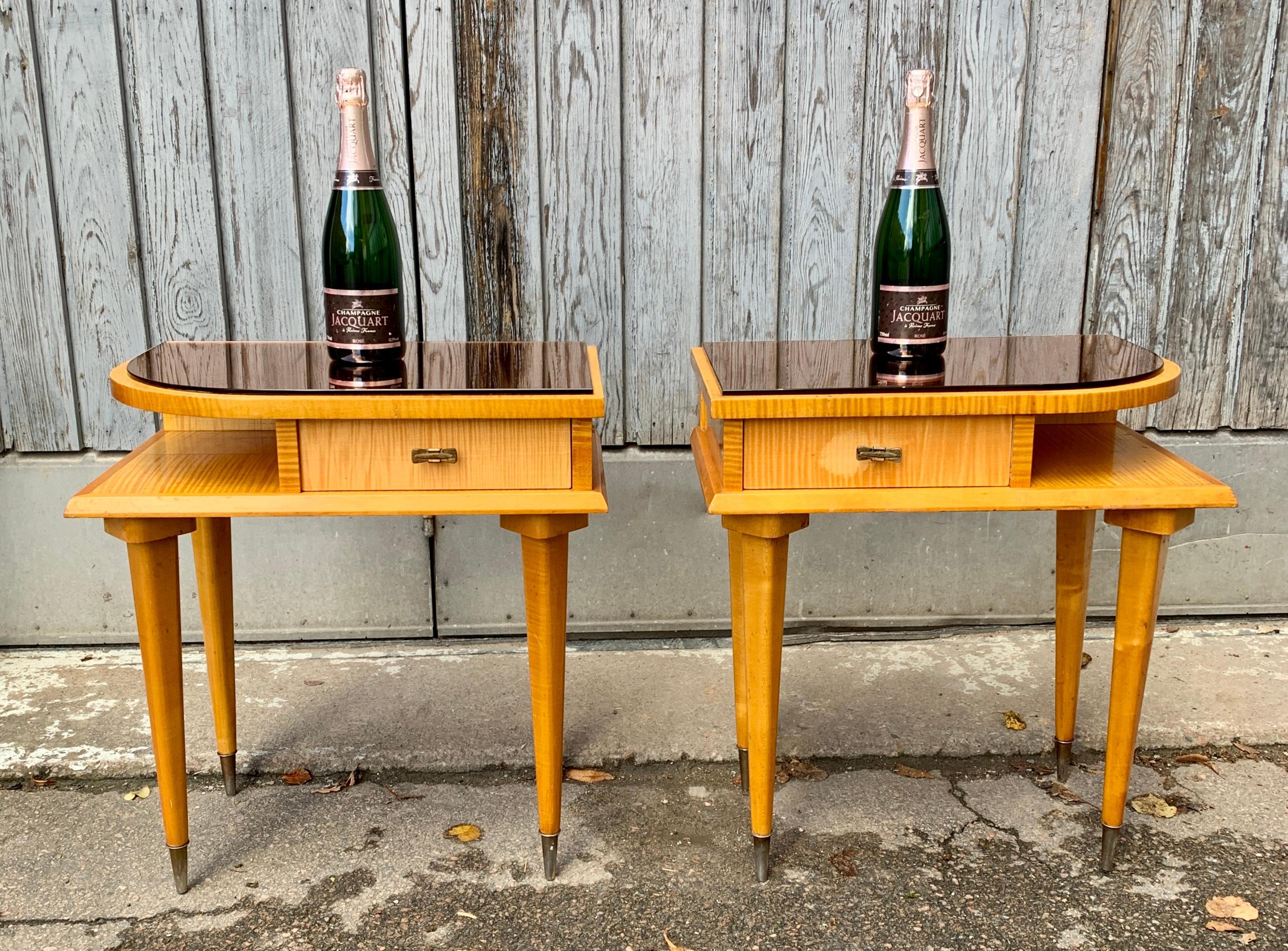 Métal Paire de tables de nuit françaises du milieu du siècle en bois de bouleau en vente