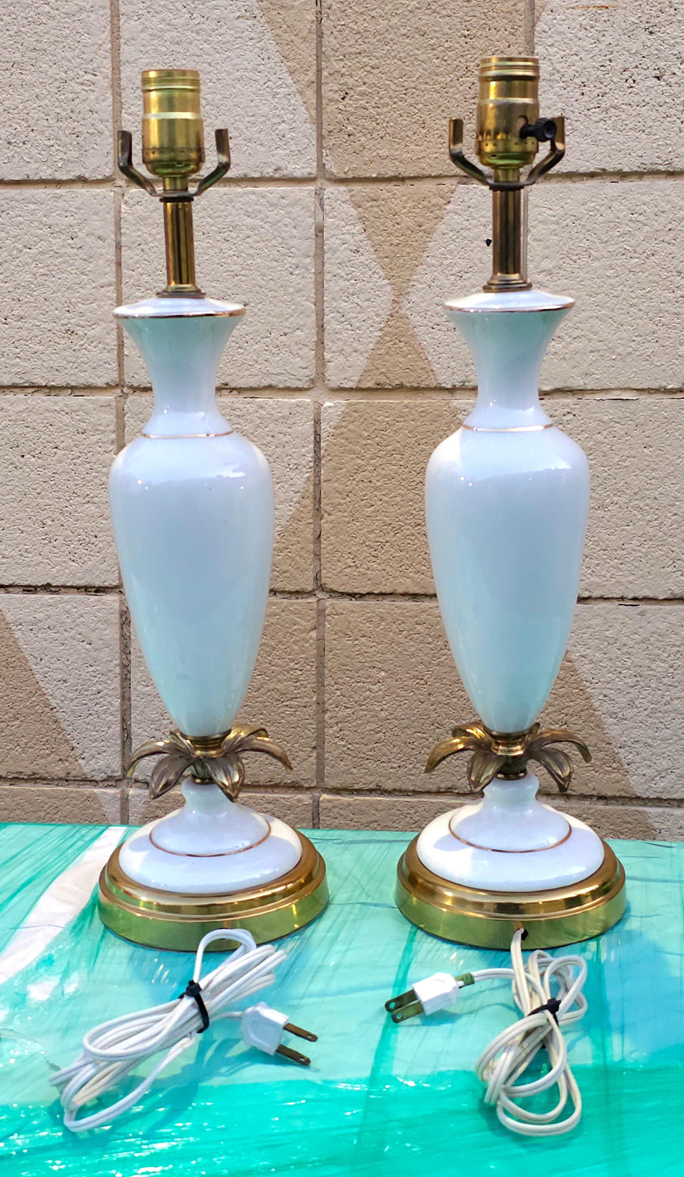Paire de lampes de table en opaline blanche de style français du milieu du siècle dernier. Caractéristiques or Garnitures. Base en laiton surmontée d'un feuillage doré.
Mesure 5,5