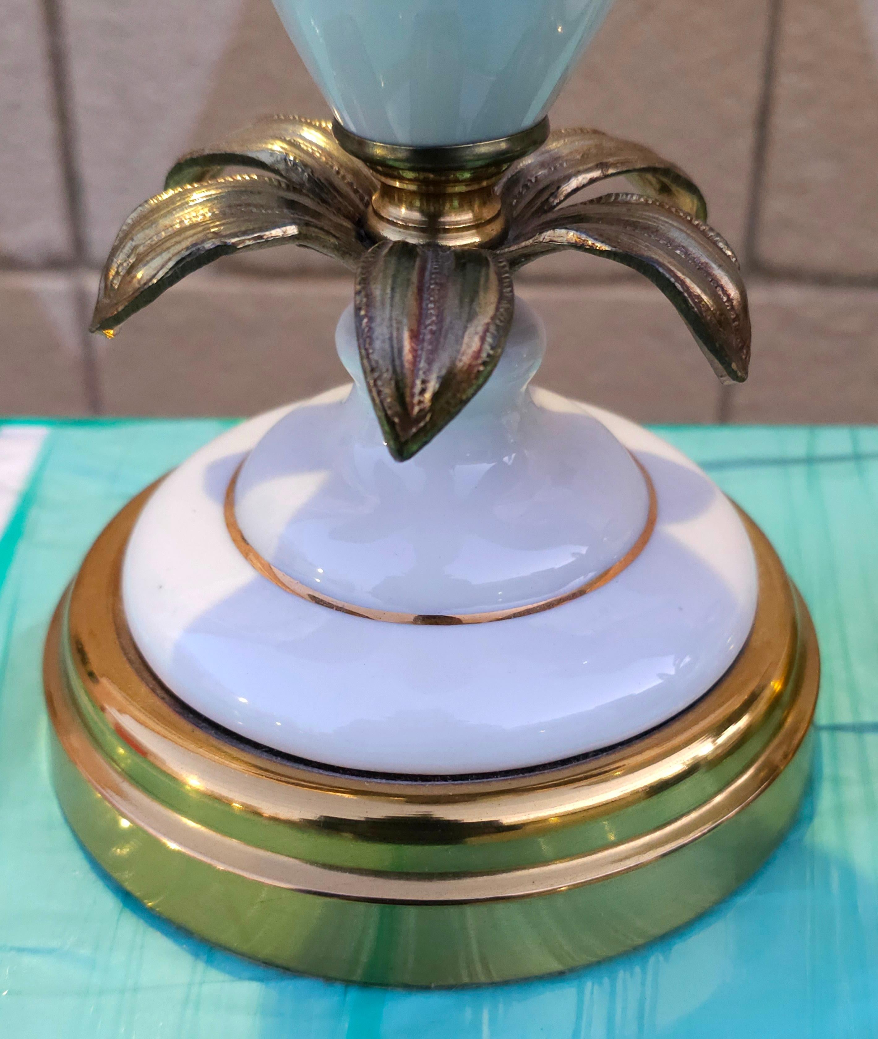 Mid-Century Modern Paire de lampes de table French Opaline du milieu du siècle dernier en vente