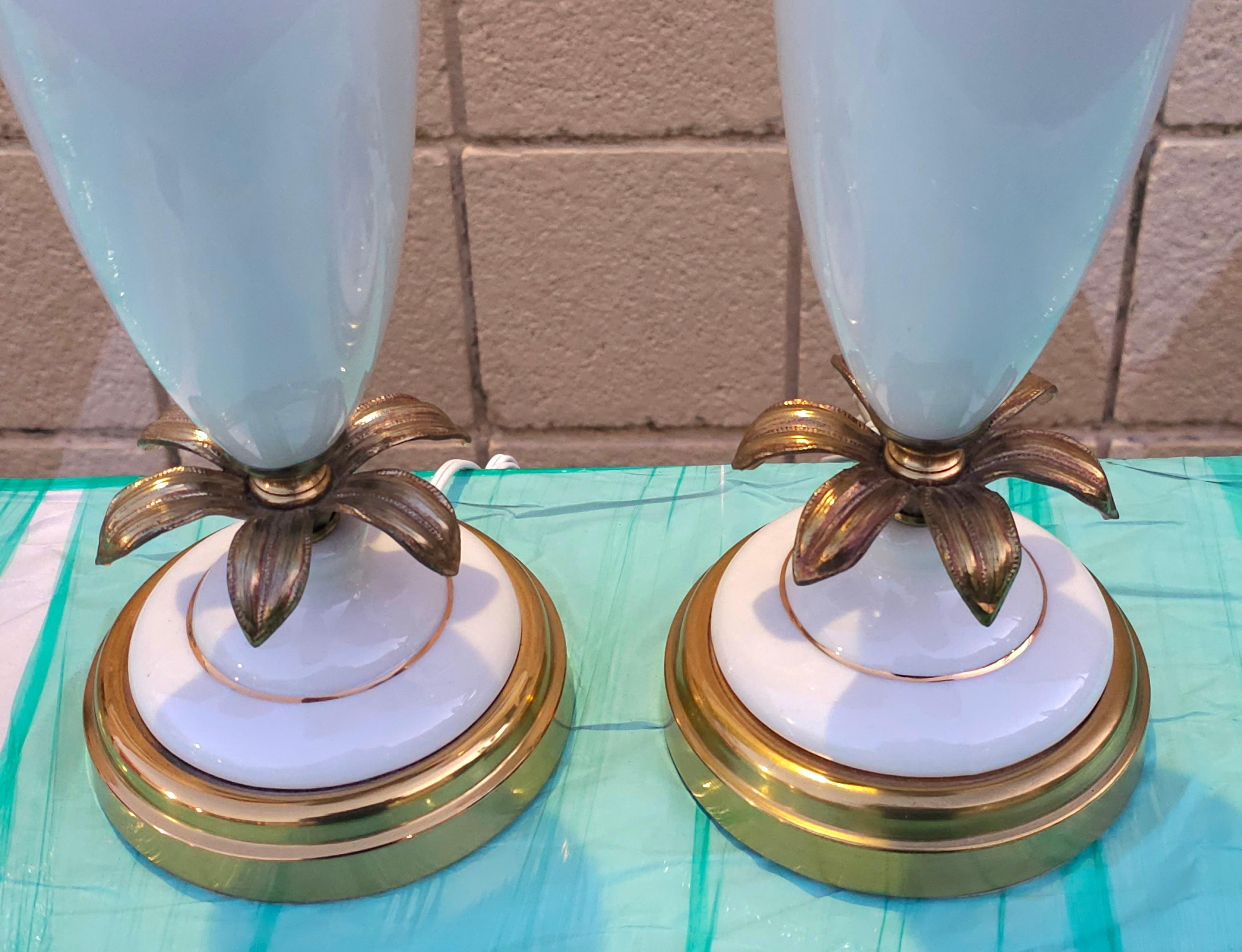 Américain Paire de lampes de table French Opaline du milieu du siècle dernier en vente