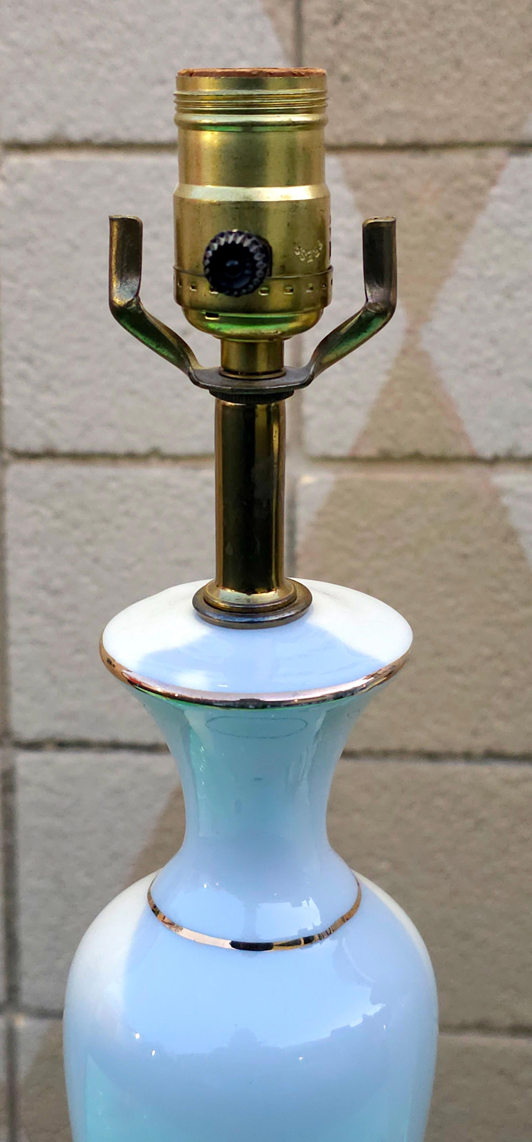 Autre Paire de lampes de table French Opaline du milieu du siècle dernier en vente