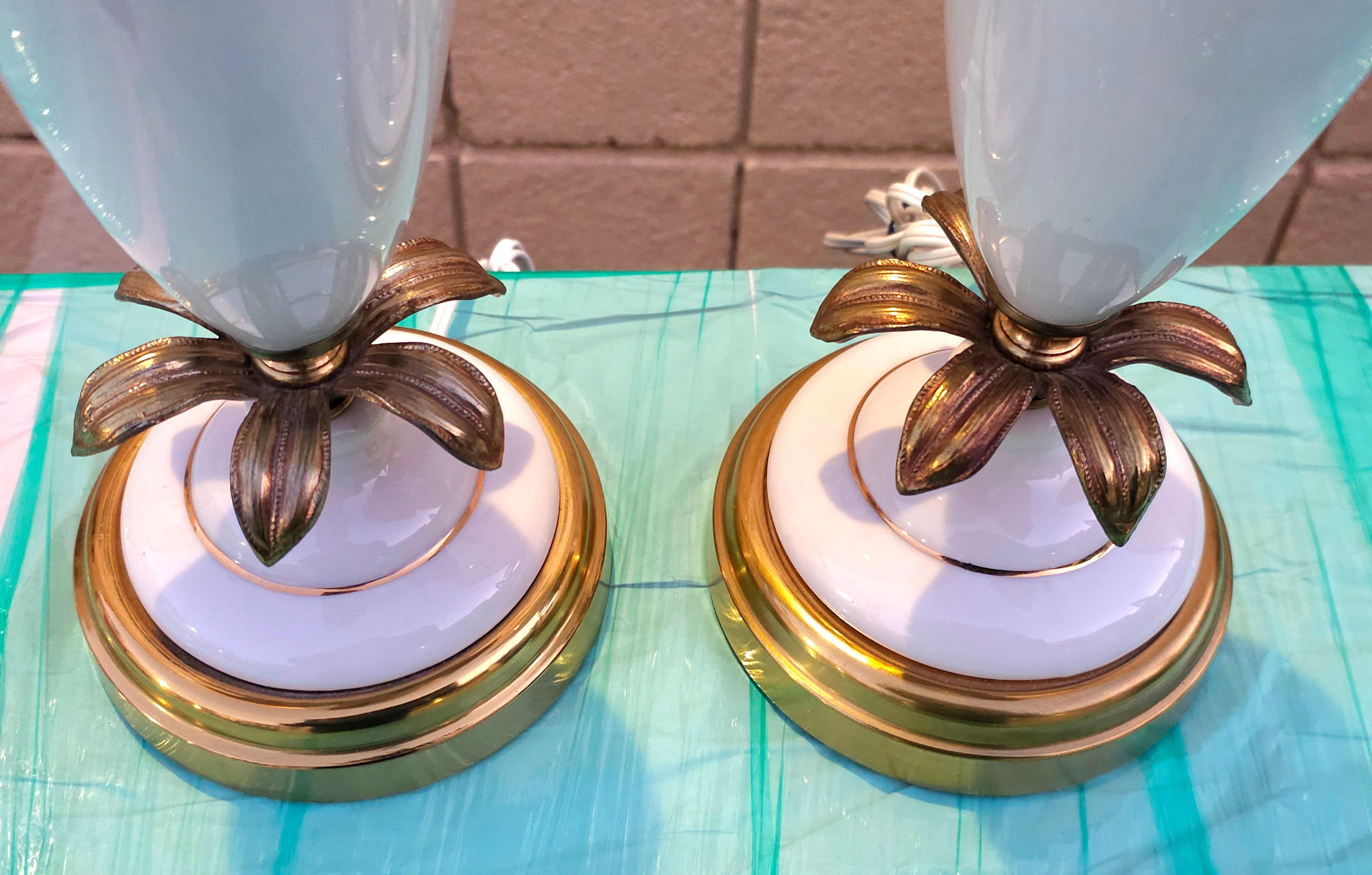 Paire de lampes de table French Opaline du milieu du siècle dernier Bon état - En vente à Germantown, MD