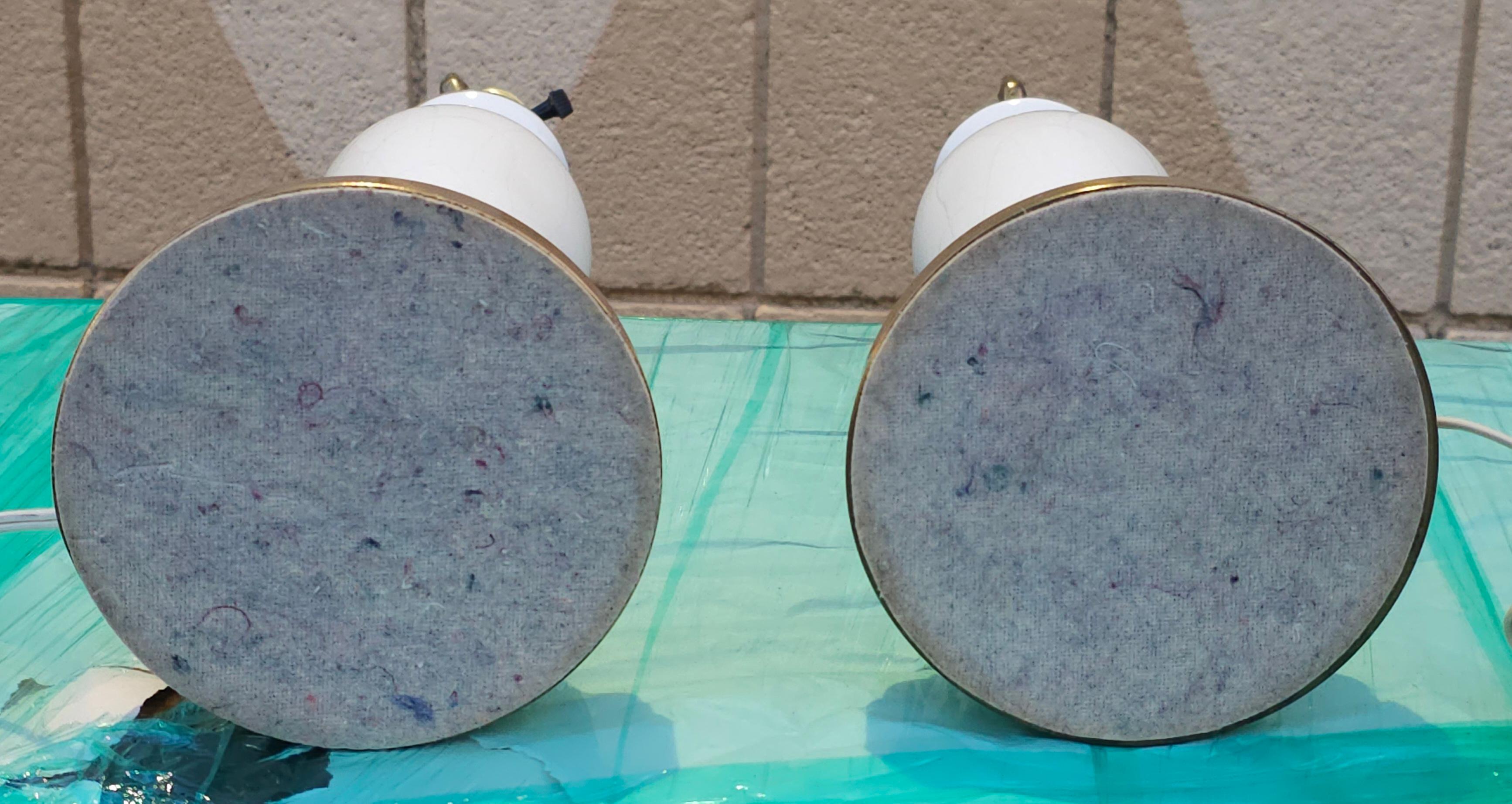 20ième siècle Paire de lampes de table French Opaline du milieu du siècle dernier en vente