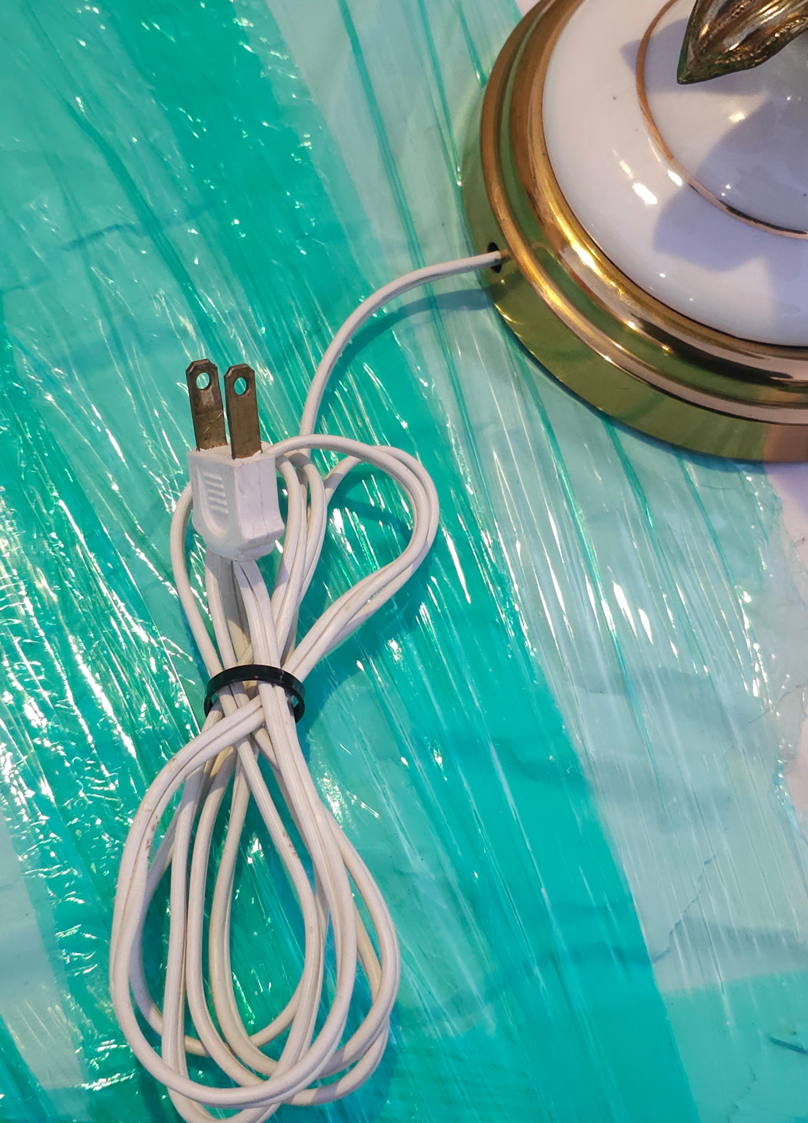 Laiton Paire de lampes de table French Opaline du milieu du siècle dernier en vente