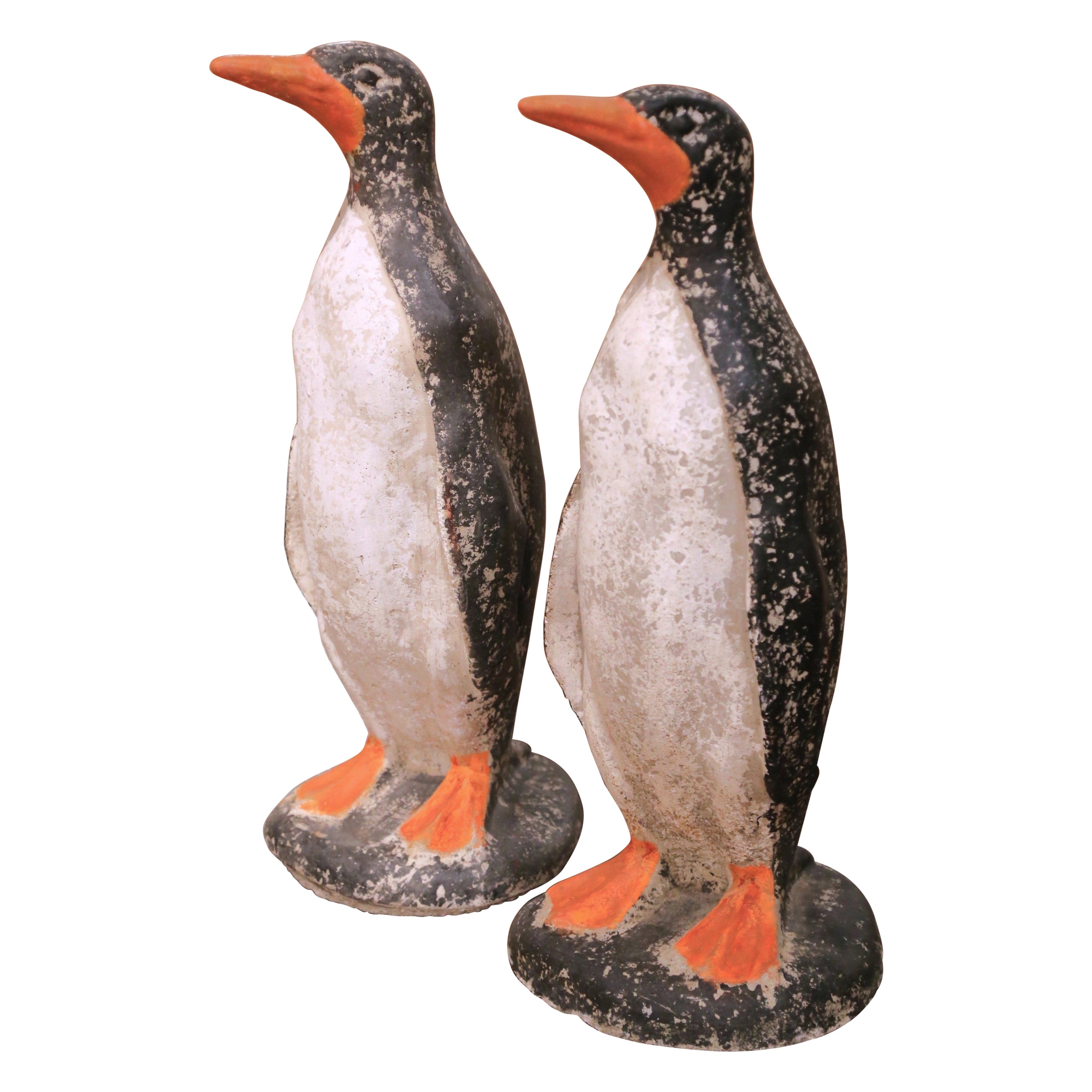 Paire de sculptures de Penguin en pierre peintes pour l
extérieur, datant du milieu du siècle dernier en vente