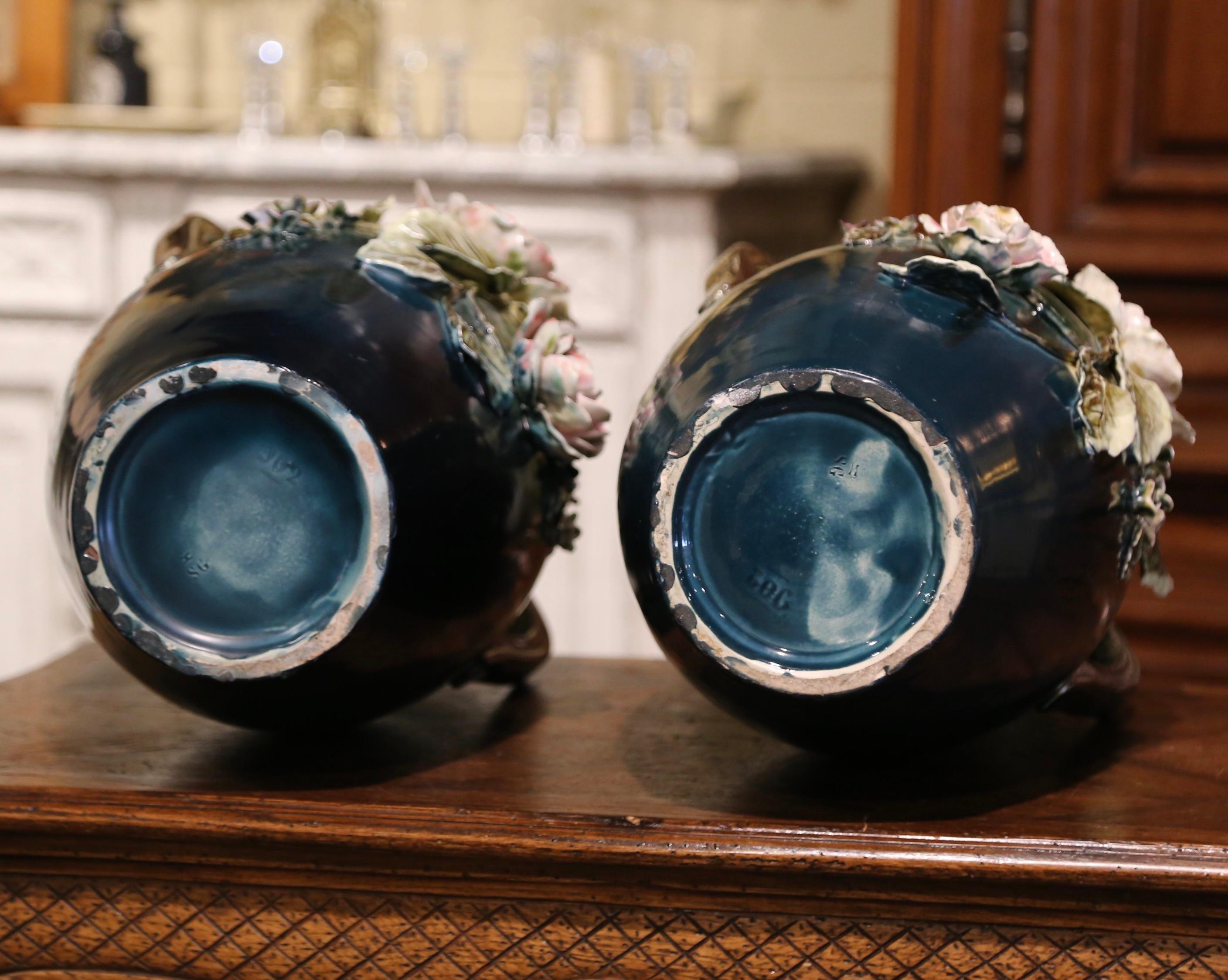 Paar französische bemalte Barbotine-Vasen aus Keramik mit Blumenmotiven aus der Mitte des Jahrhunderts im Angebot 3