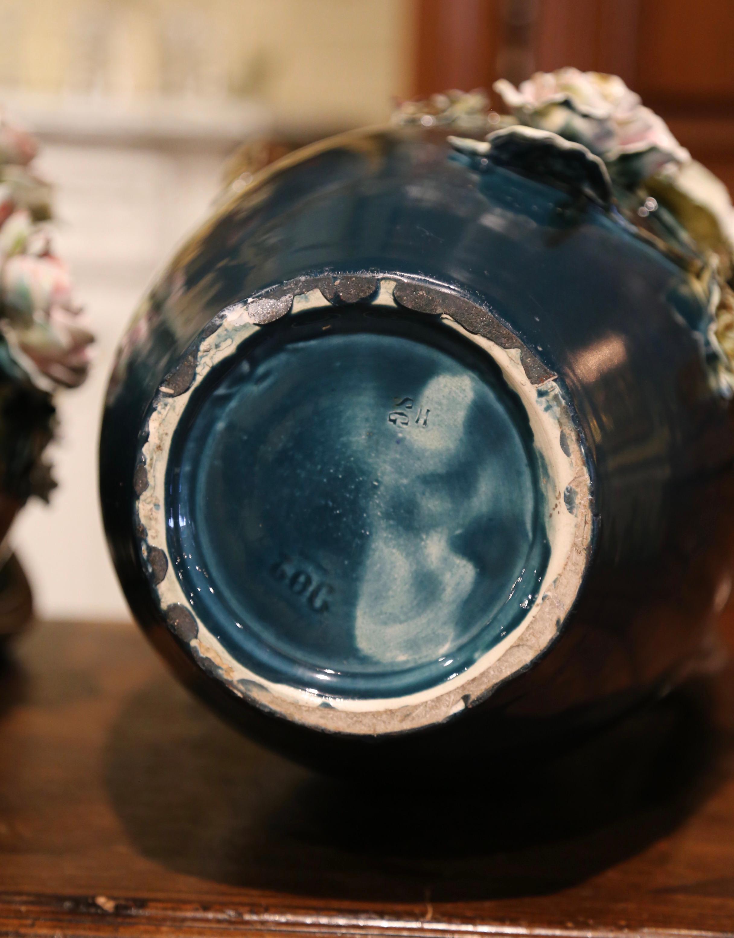 Paar französische bemalte Barbotine-Vasen aus Keramik mit Blumenmotiven aus der Mitte des Jahrhunderts im Angebot 4