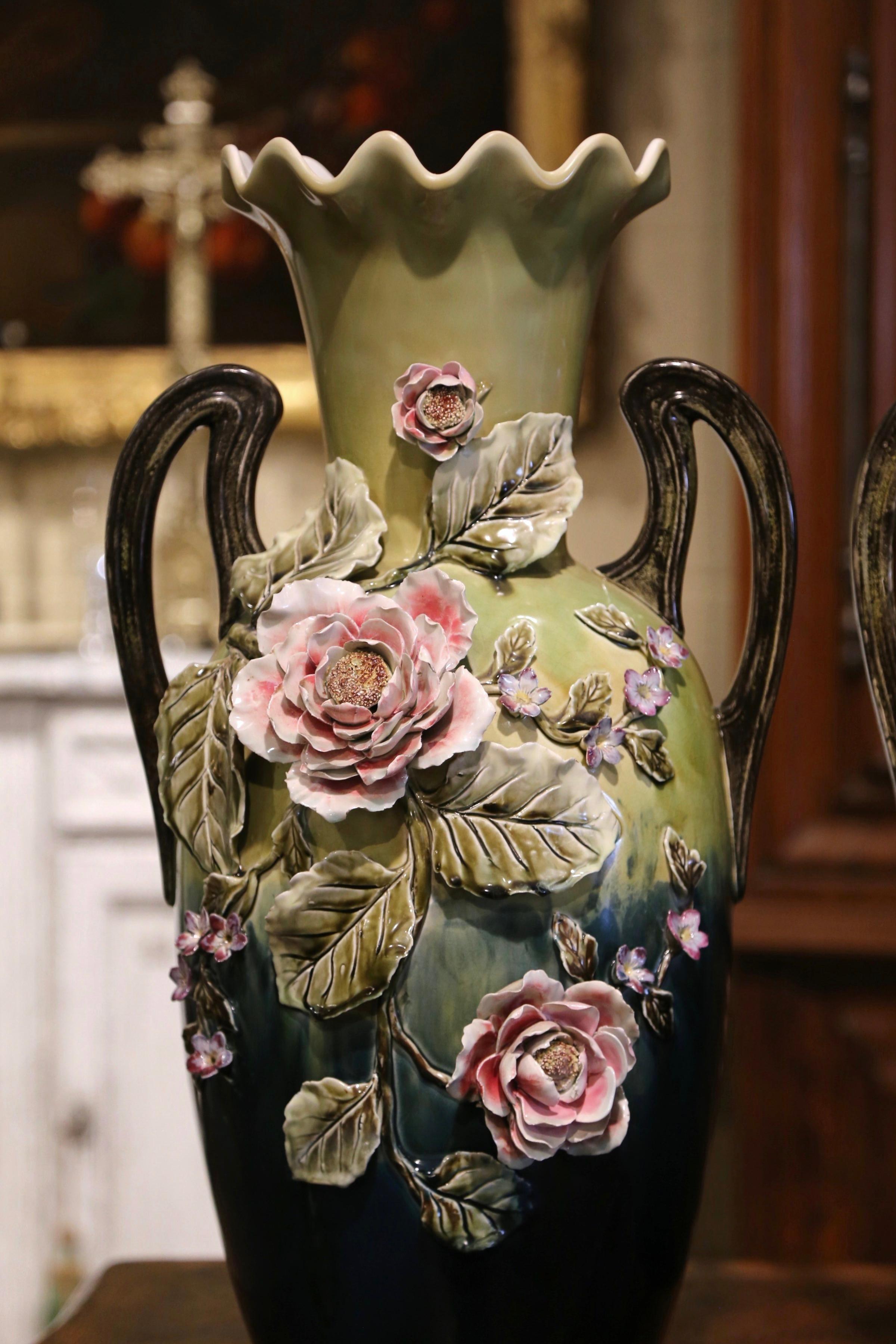 Fait main Paire de vases barbotine en céramique peinte française du milieu du siècle dernier avec motifs floraux en vente