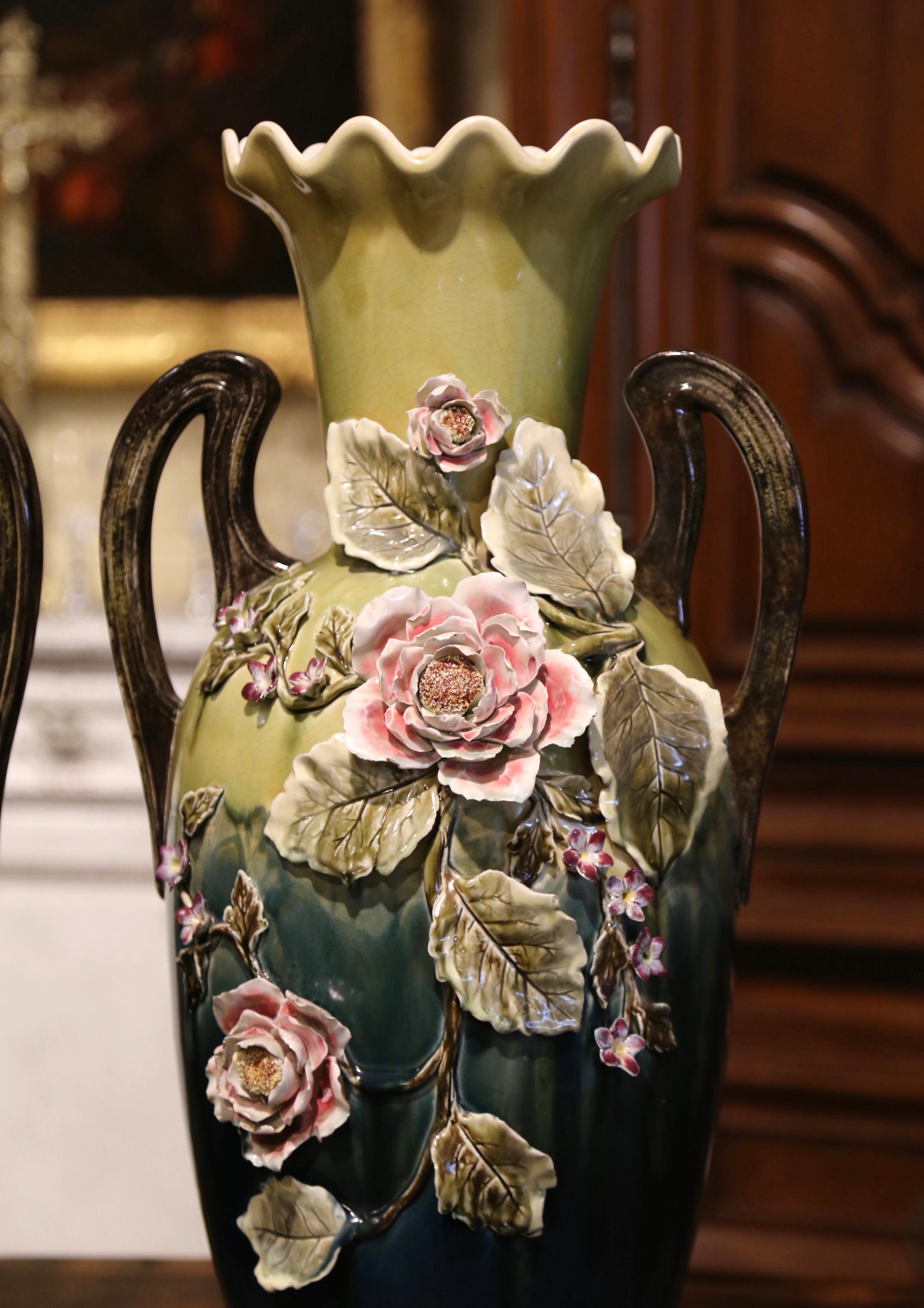 Paire de vases barbotine en céramique peinte française du milieu du siècle dernier avec motifs floraux Excellent état - En vente à Dallas, TX