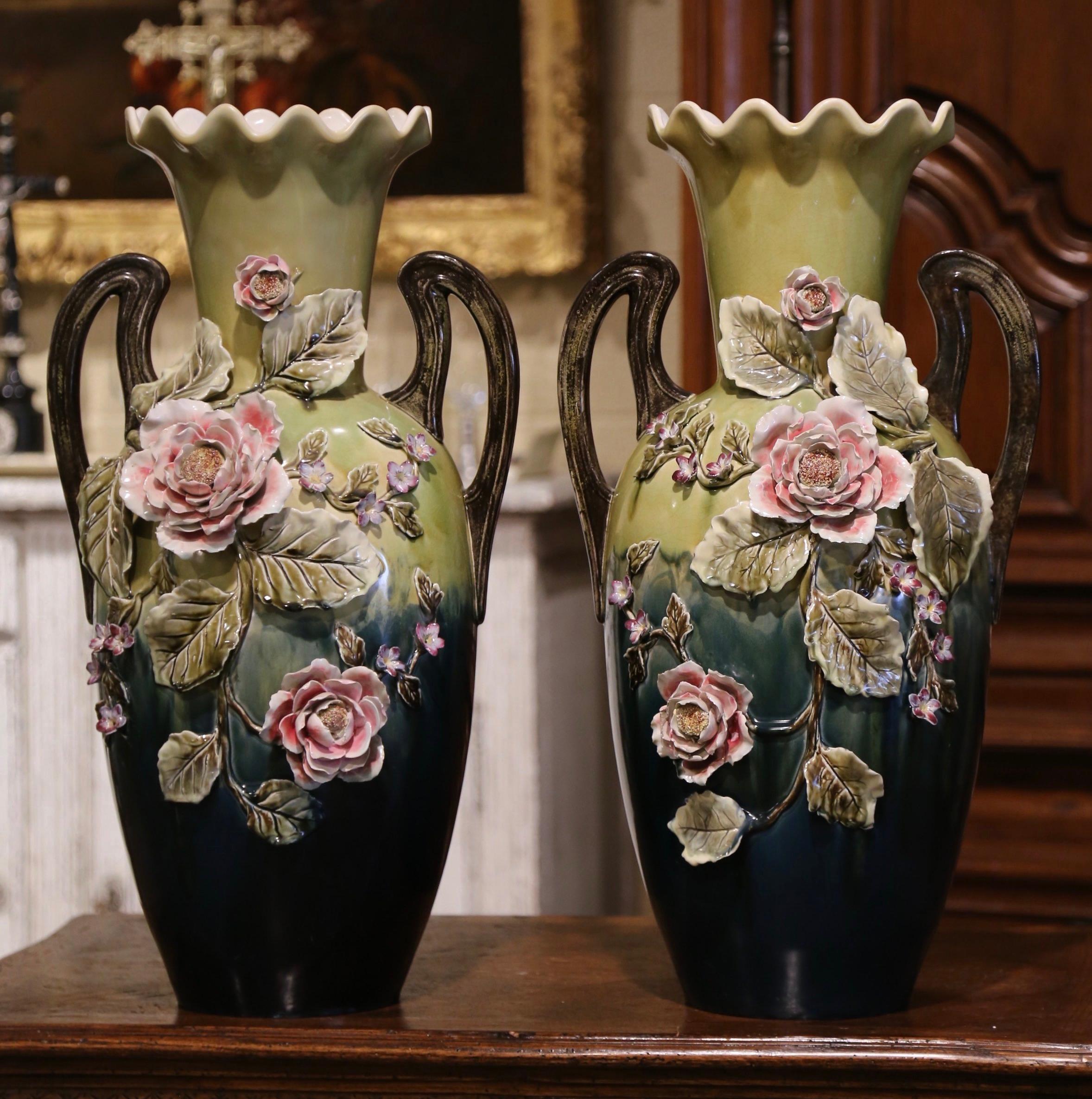 Paar französische bemalte Barbotine-Vasen aus Keramik mit Blumenmotiven aus der Mitte des Jahrhunderts (20. Jahrhundert) im Angebot