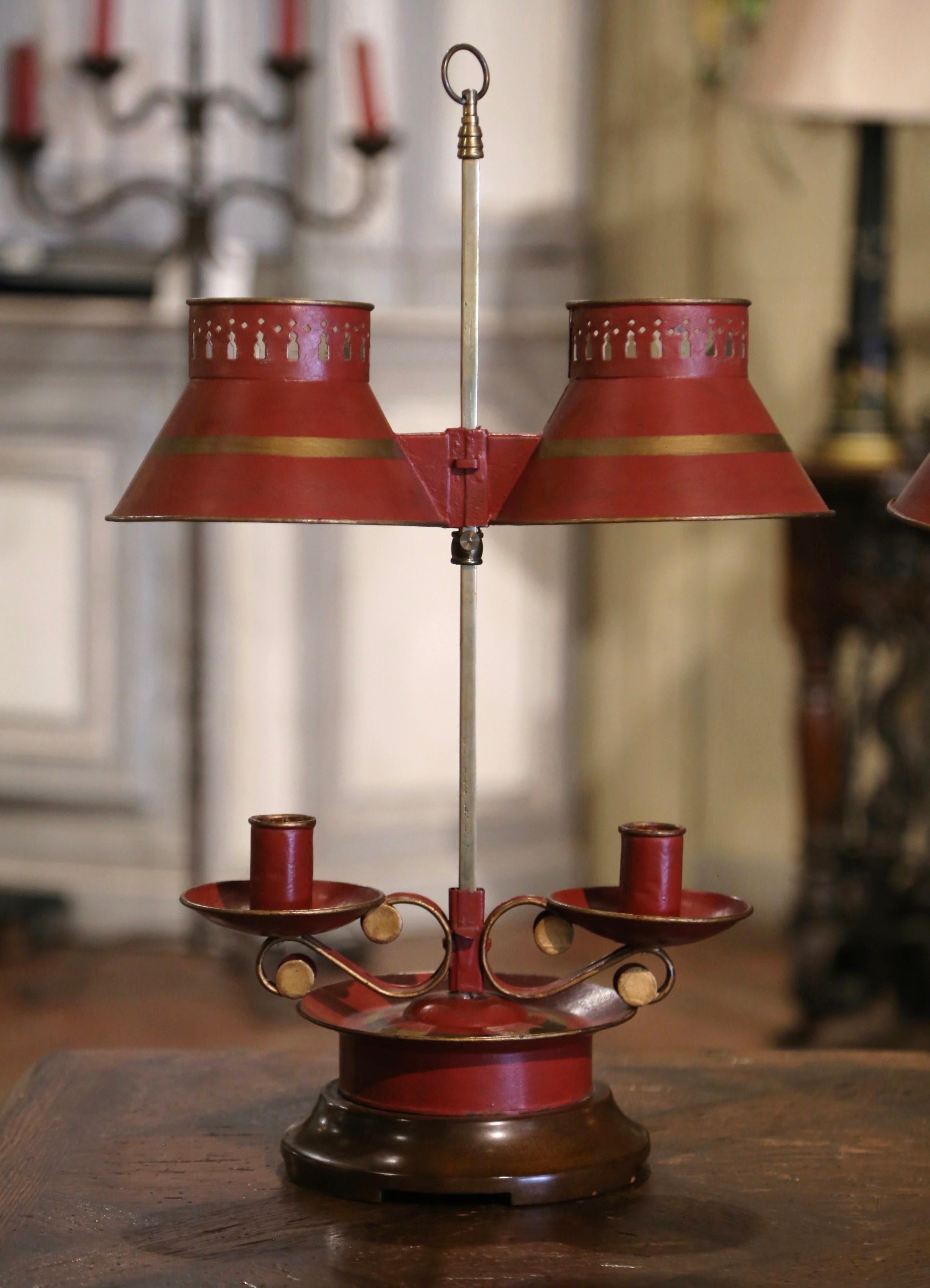 Napoleone III Coppia di portacandele a due luci in tole francese dipinta della metà del secolo scorso in vendita