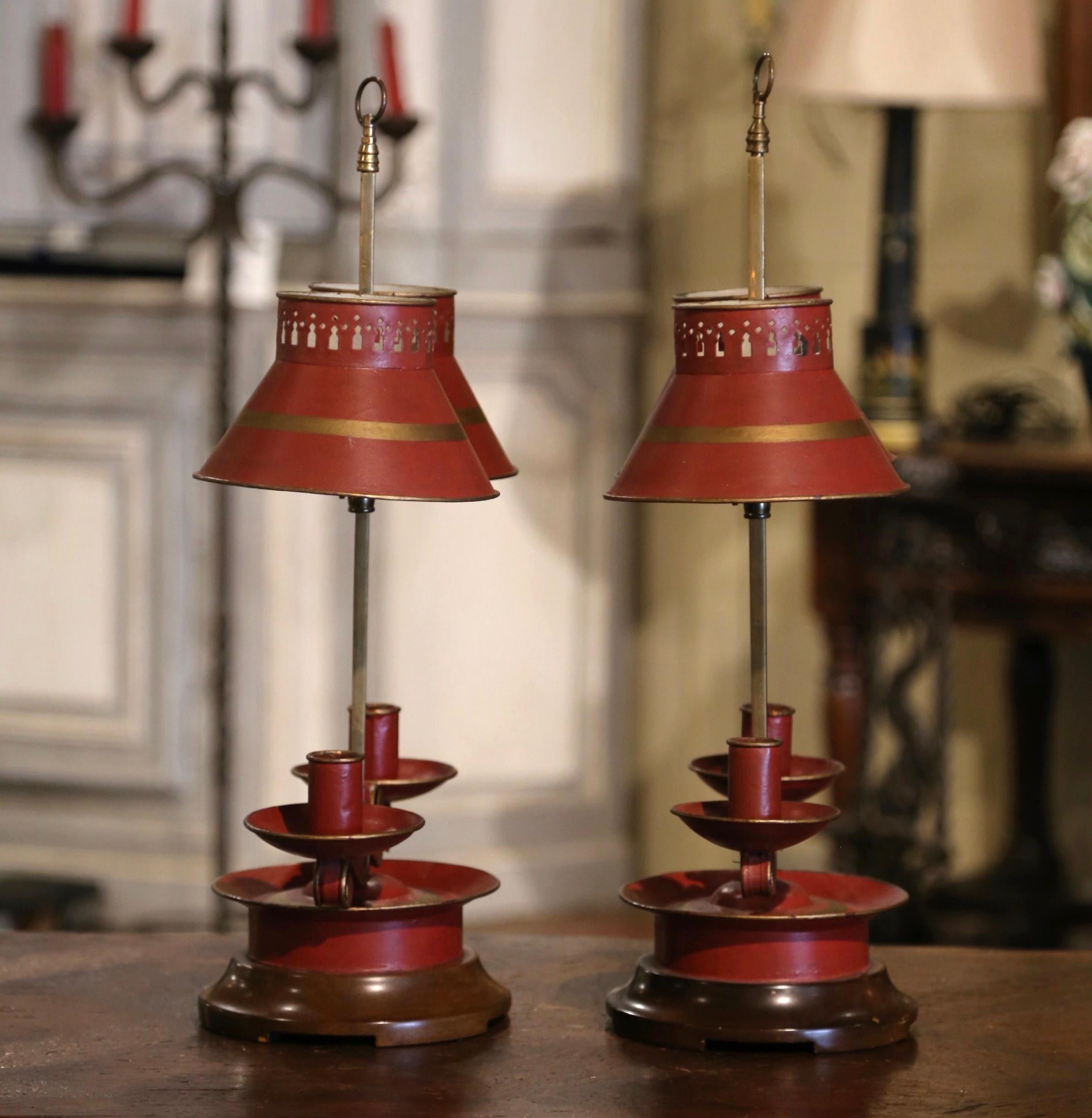 XX secolo Coppia di portacandele a due luci in tole francese dipinta della metà del secolo scorso in vendita