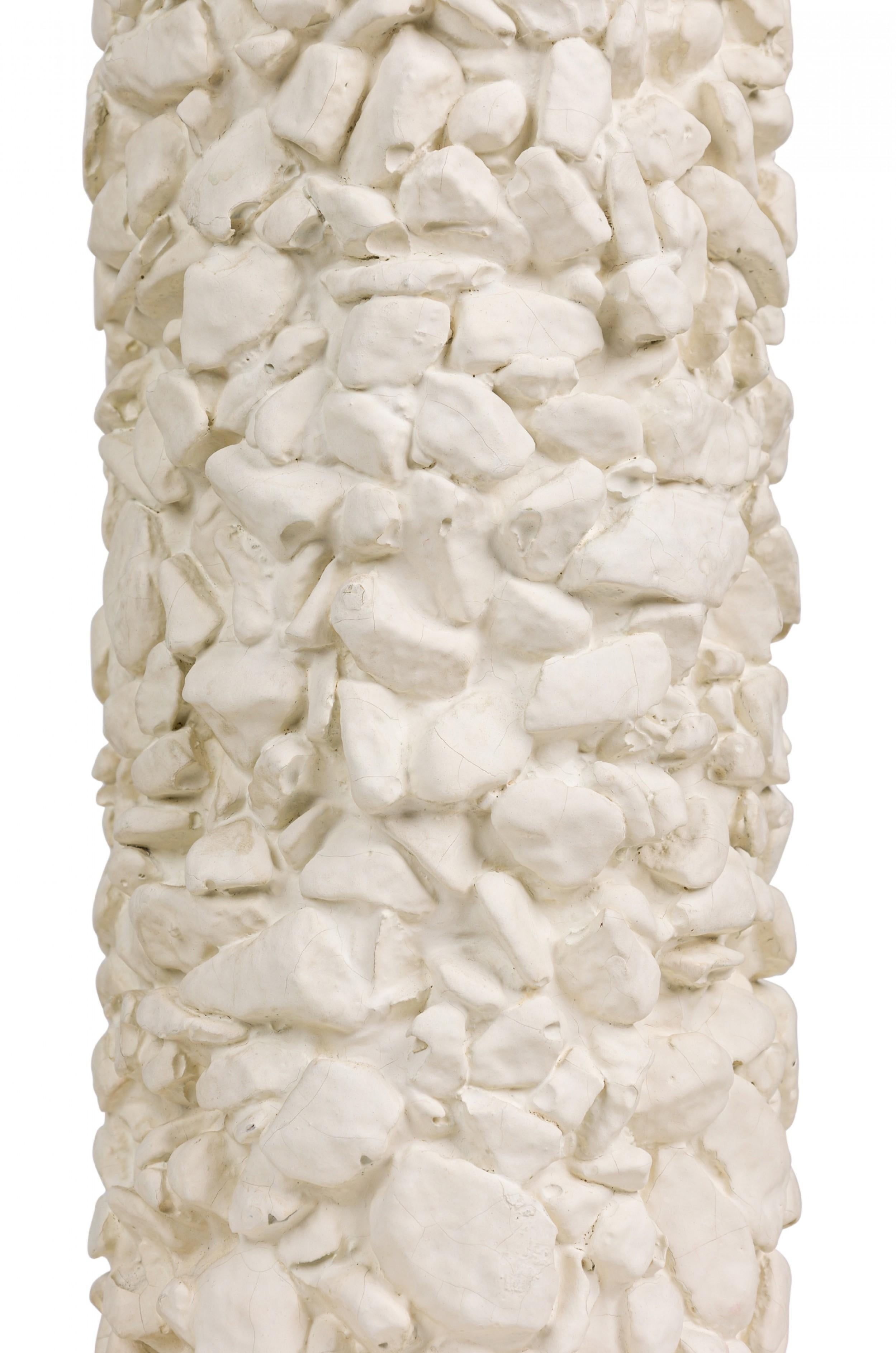 Coppia di lampade da tavolo in gesso francese del Medioevo con base in metallo argentato in vendita 3