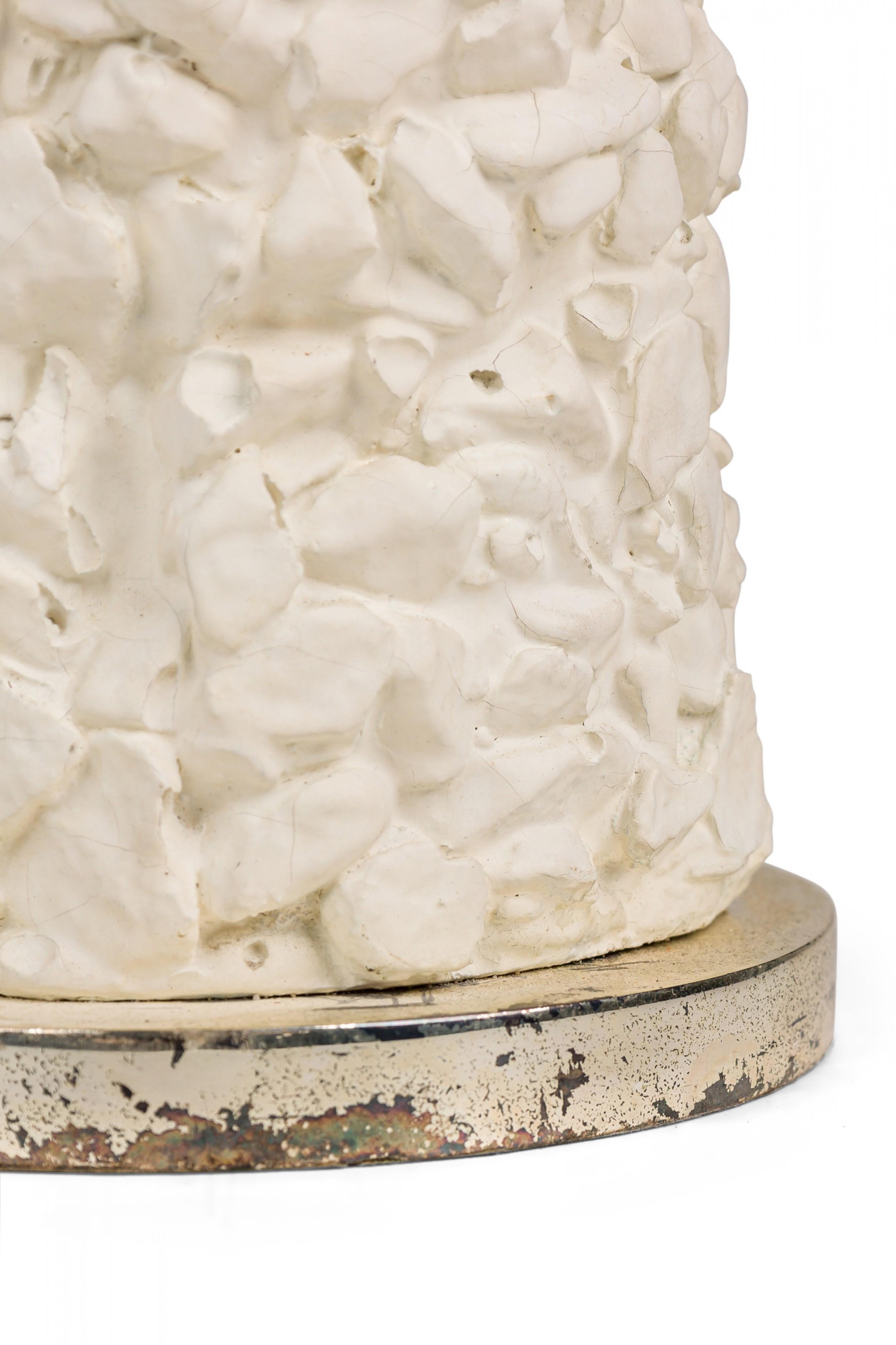Mid-Century moderno Coppia di lampade da tavolo in gesso francese del Medioevo con base in metallo argentato in vendita