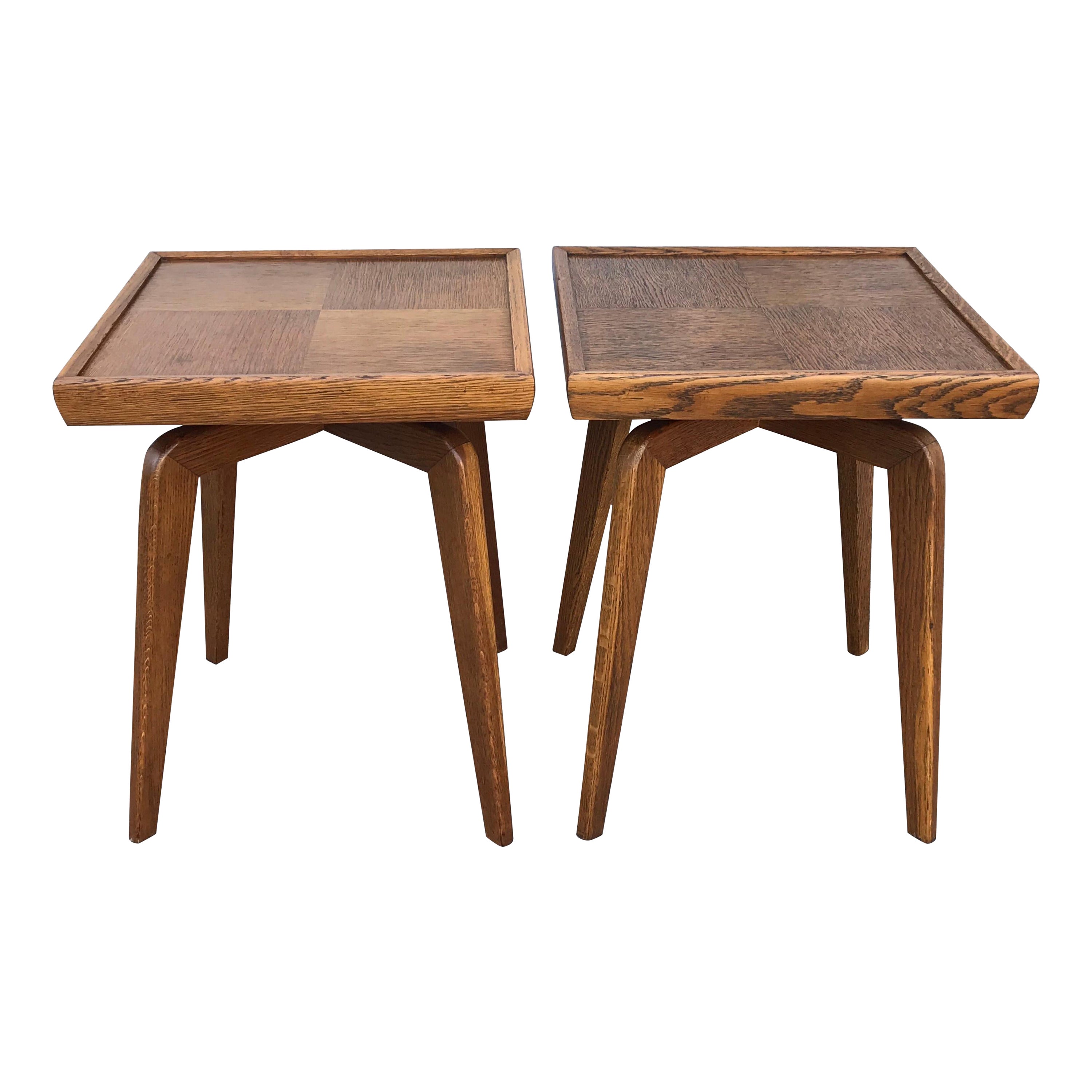 Paire de tables d
appoint en chêne rouge de style français du milieu du siècle dernier en vente