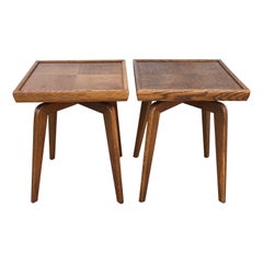 Paire de tables d
appoint en chêne rouge de style français du milieu du siècle dernier