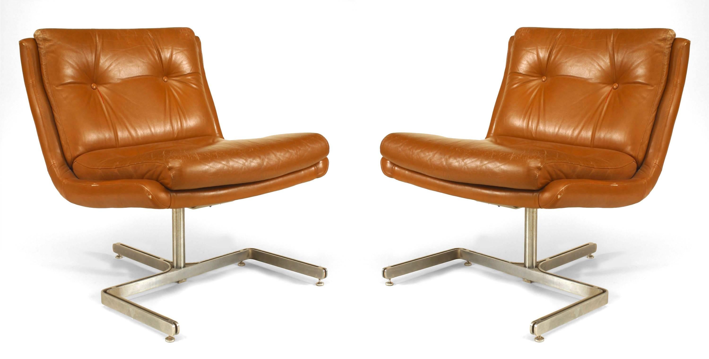 Coppia di poltroncine francesi Post Design con sedile a forma di scoop sostenuto da un piedistallo in acciaio che termina con una base a tre punte con seduta in pelle marrone e schienale con inserti (att: RAPHAEL)
