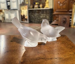 Coppia di sculture di passeri in cristallo smerigliato della metà del secolo scorso firmate Lalique