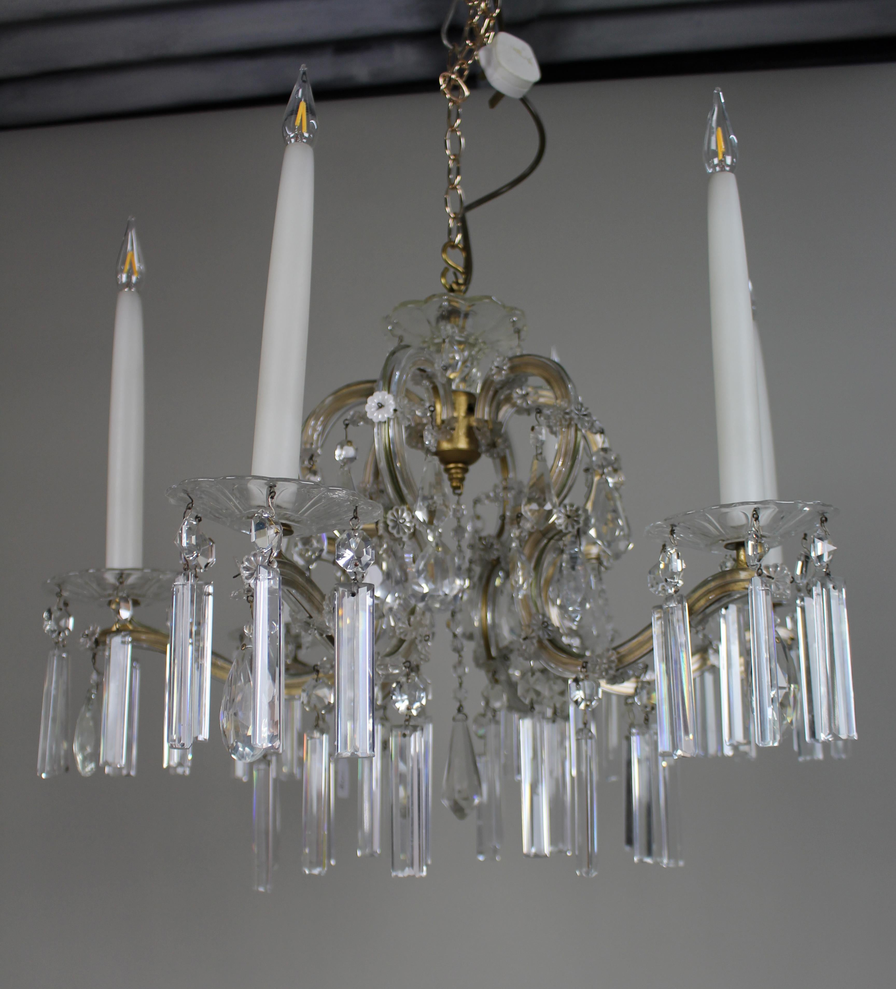 Pair of Mid-Century French Style Eight-Light Crystal Chandeliers en vente 6