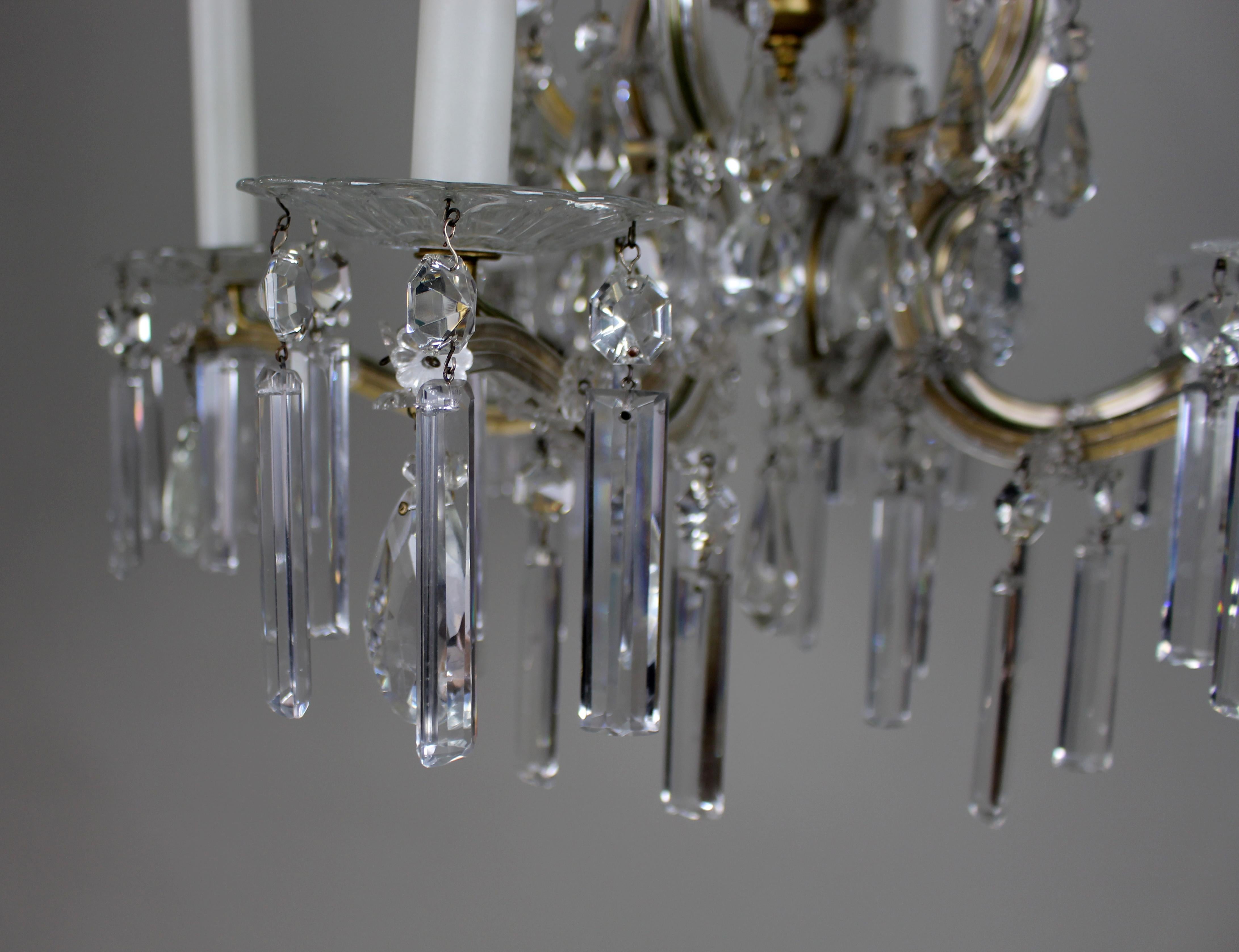 Pair of Mid-Century French Style Eight-Light Crystal Chandeliers en vente 7