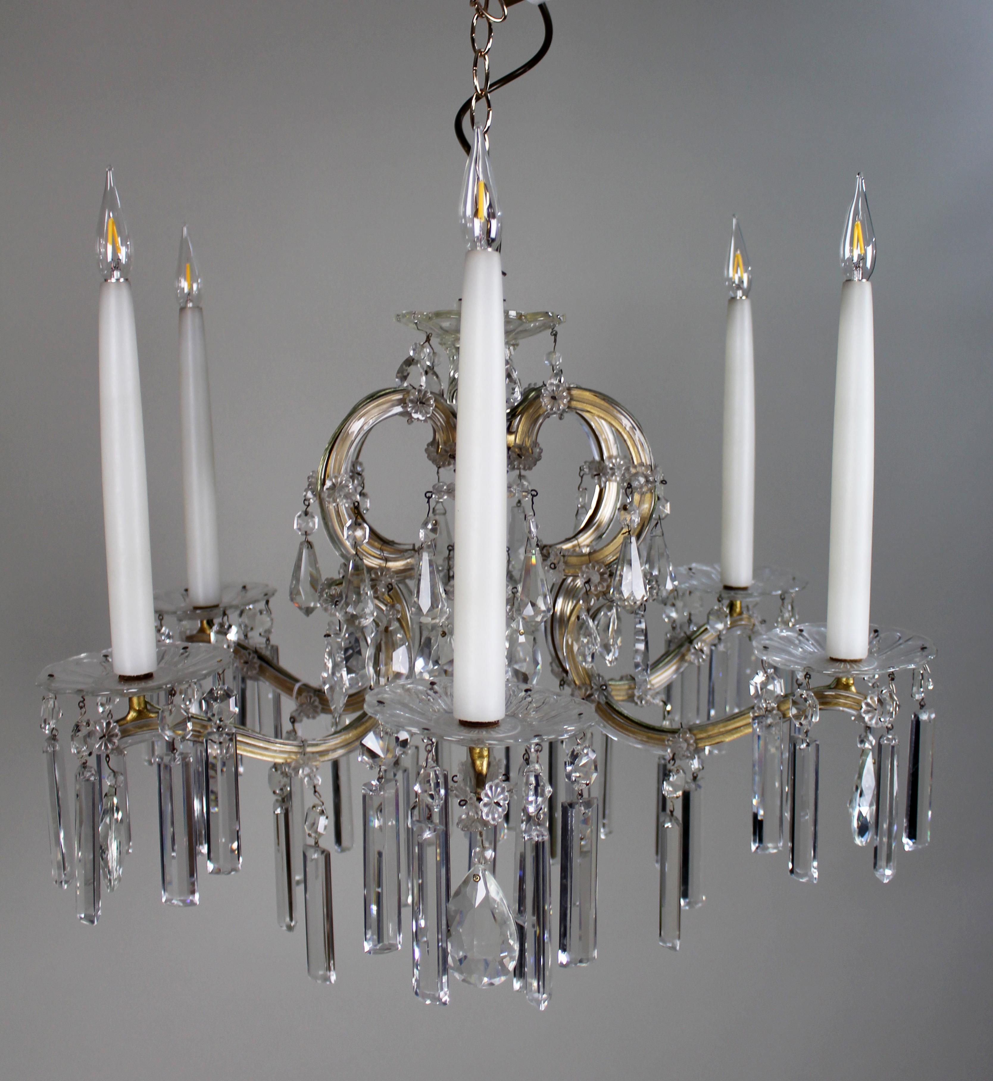 20ième siècle Pair of Mid-Century French Style Eight-Light Crystal Chandeliers en vente