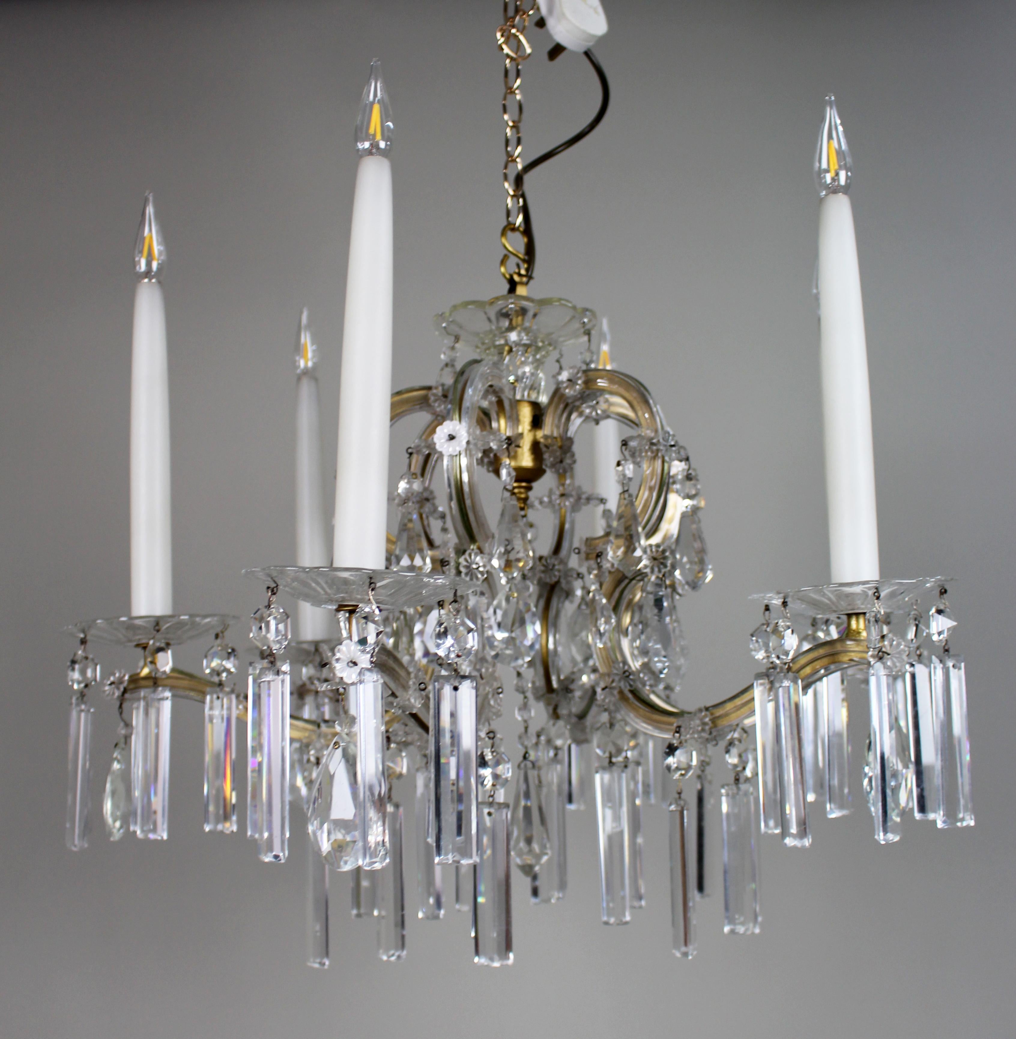 Pair of Mid-Century French Style Eight-Light Crystal Chandeliers en vente 1