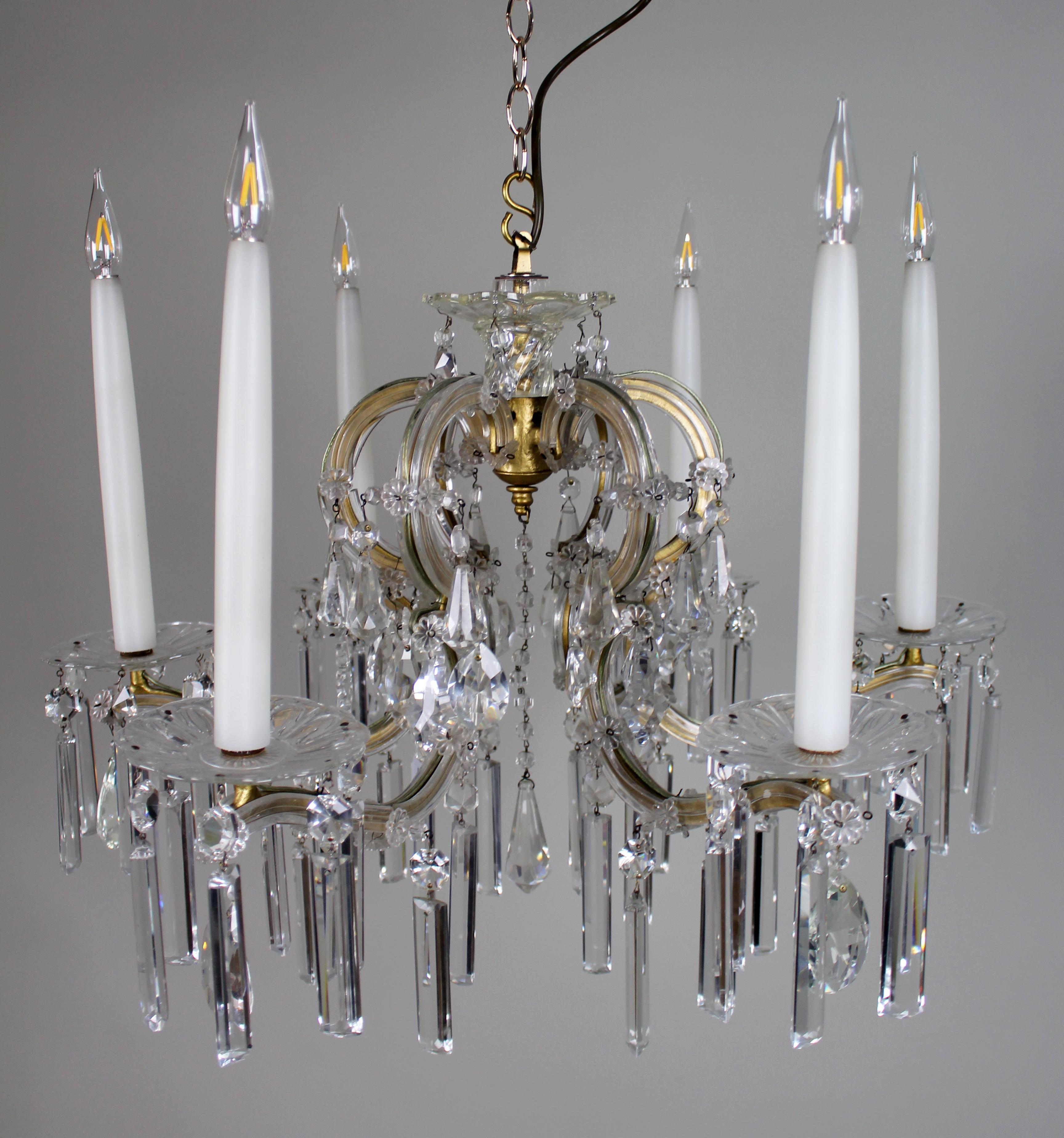 Pair of Mid-Century French Style Eight-Light Crystal Chandeliers en vente 3