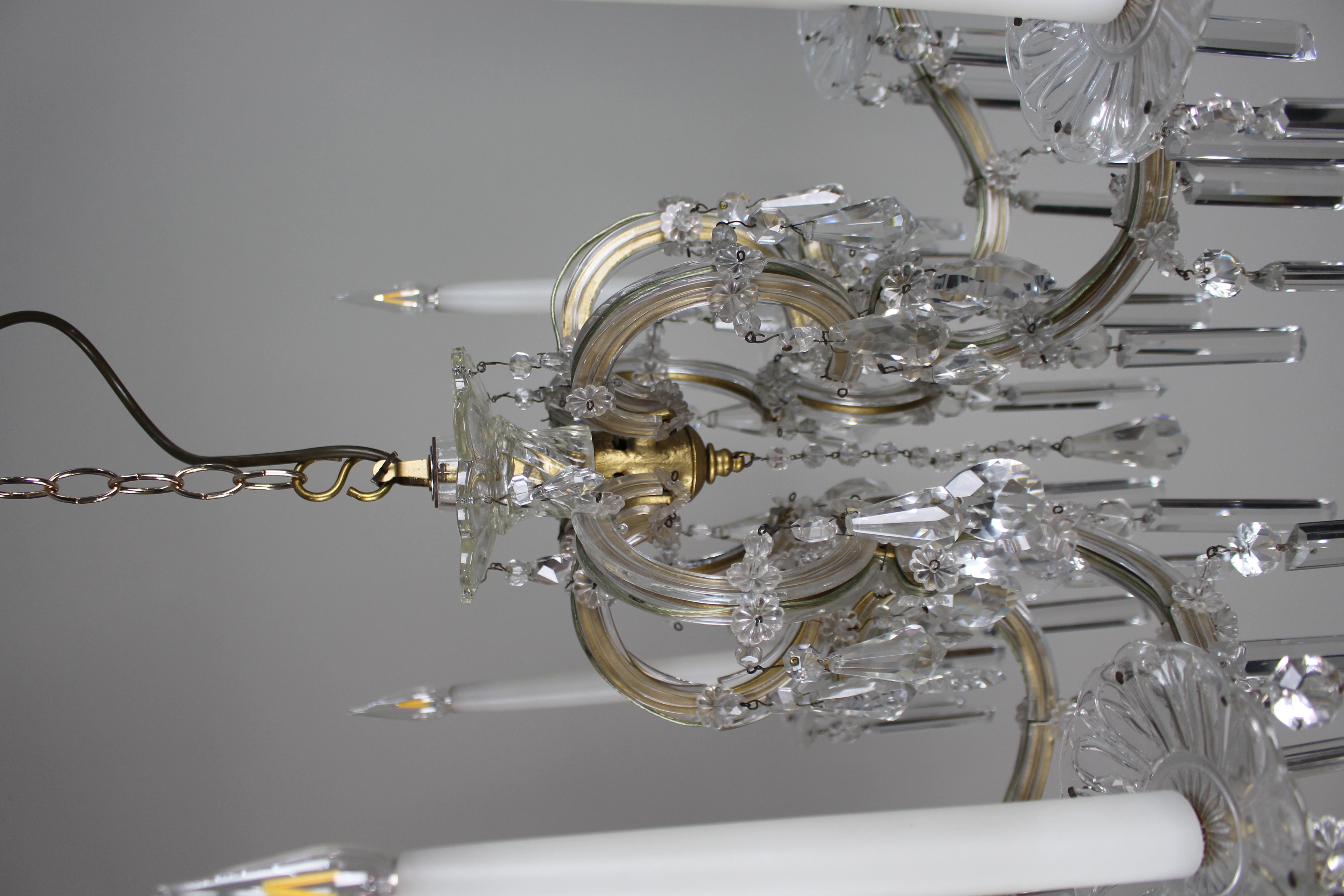 Pair of Mid-Century French Style Eight-Light Crystal Chandeliers en vente 4