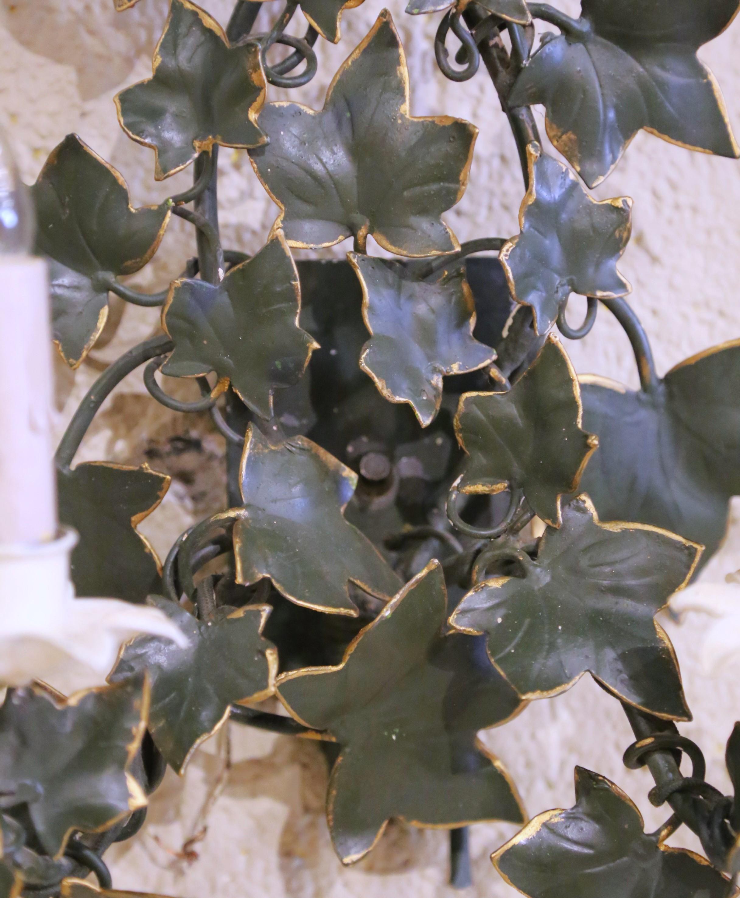 Country Coppia di lampade da parete a due luci Tôle Ivy Form A della Francia di metà secolo in vendita