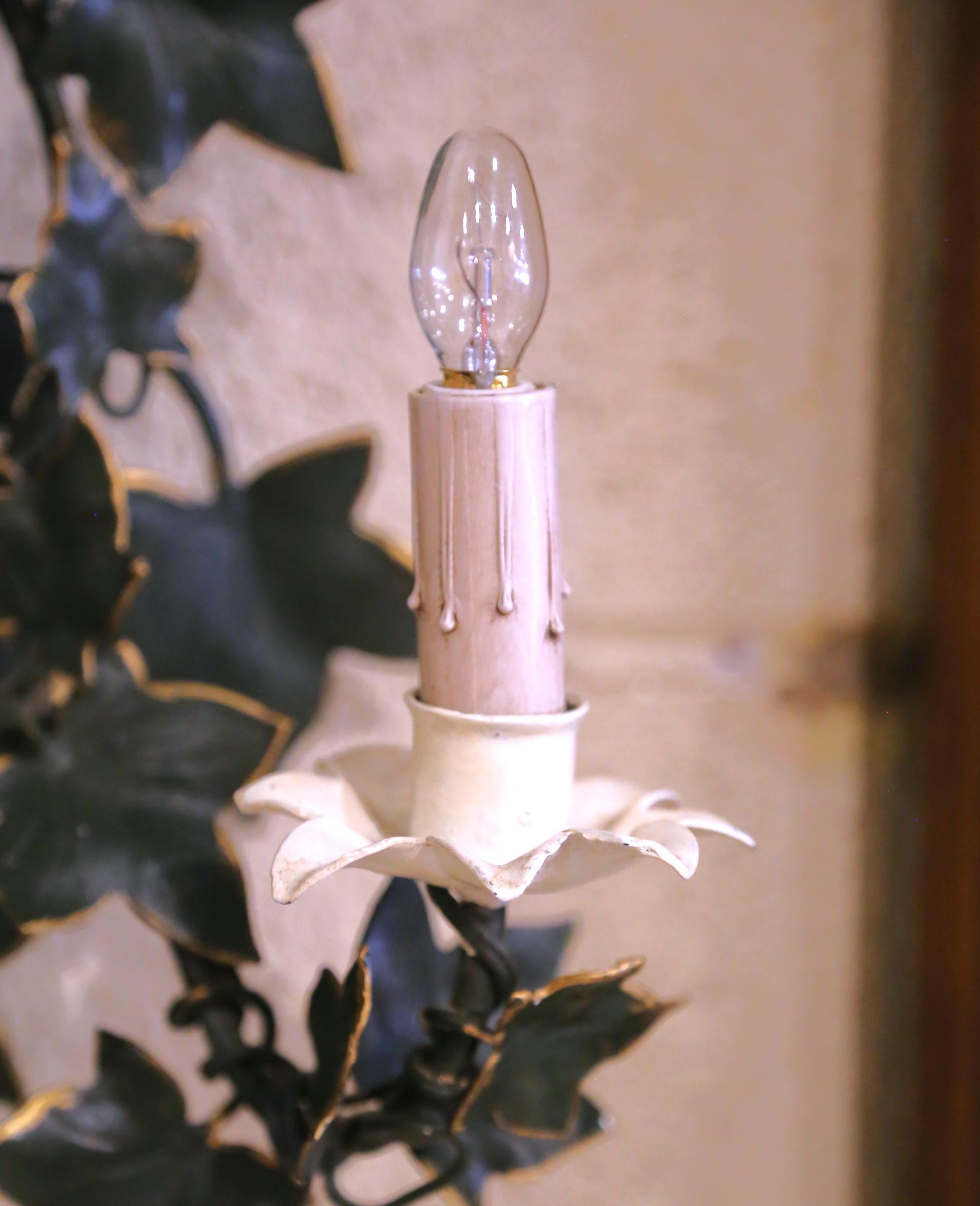 Francese Coppia di lampade da parete a due luci Tôle Ivy Form A della Francia di metà secolo in vendita