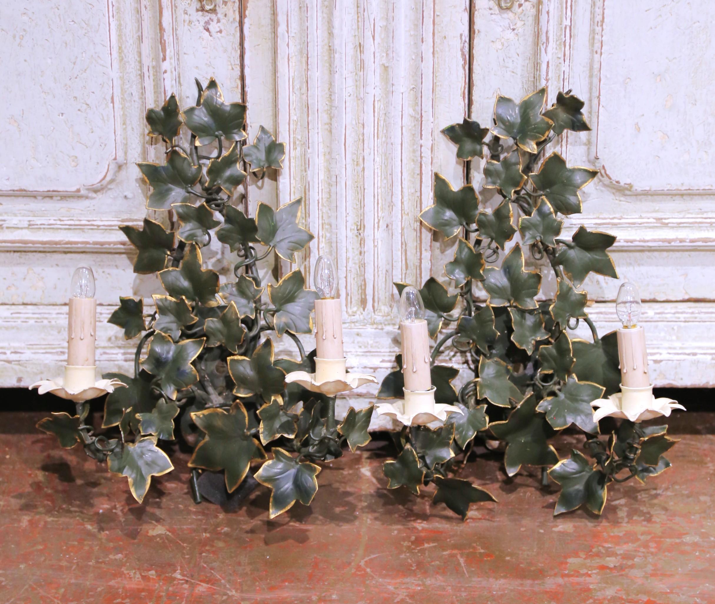 Dorato Coppia di lampade da parete a due luci Tôle Ivy Form A della Francia di metà secolo in vendita